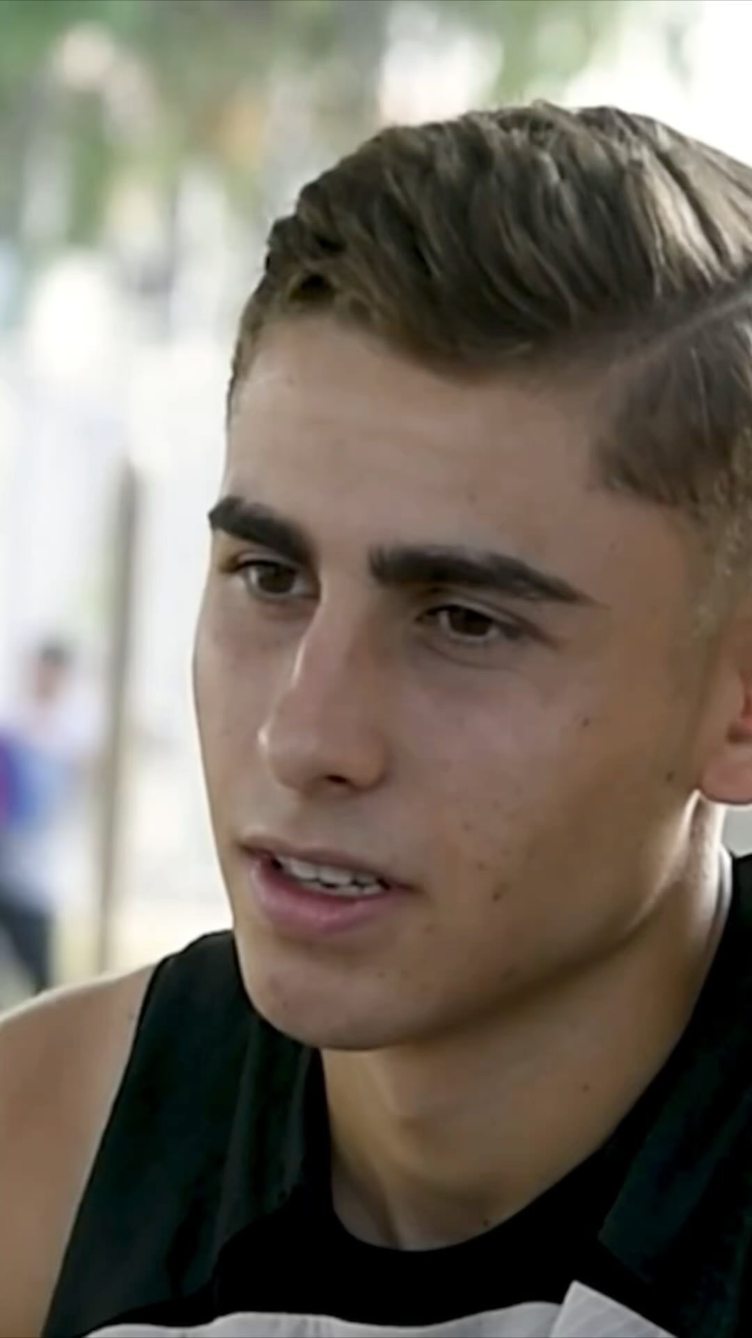 Fermín López, el nuevo talento surgido de la cantera del FC Barcelona, responde a si necesitó ayuda psicológica tras pensar en tirar la toalla por haber estado constantemente de suplente.
Una de las reflexiones que podemos sacar de su respuesta, es que si entendemos a un deportista en su totalidad y comprendemos que ser deportista no es excluyente, sino que detrás de esta etiqueta está la persona, entonces debemos tener en cuenta todo su contexto. Al analizar los diferentes ámbitos, la psicología deportiva influye mucho más que solo en la mejora del rendimiento. Todos los aspectos que afectan a la persona están interconectados. La persona afecta al rendimiento y viceversa. En este caso, vemos cómo el fútbol influye en los estudios.
#psicología #psicologíadeportiva #psicologiadeportiva #psicologia #psicologo #psicologodeportivo #psicólogodeportivo #psicologomallorca