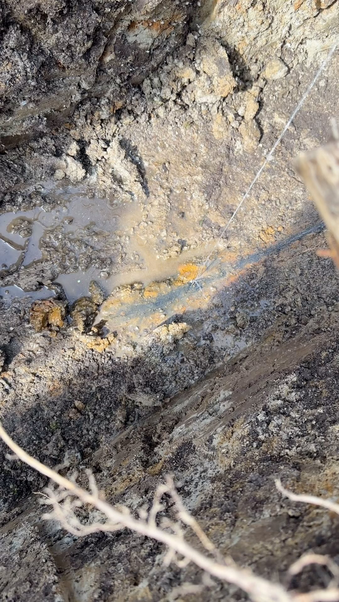 Kære VVS Kraft. Kan i hjælpe mig, der kommer vand op af min græsplæne. #2timersenere