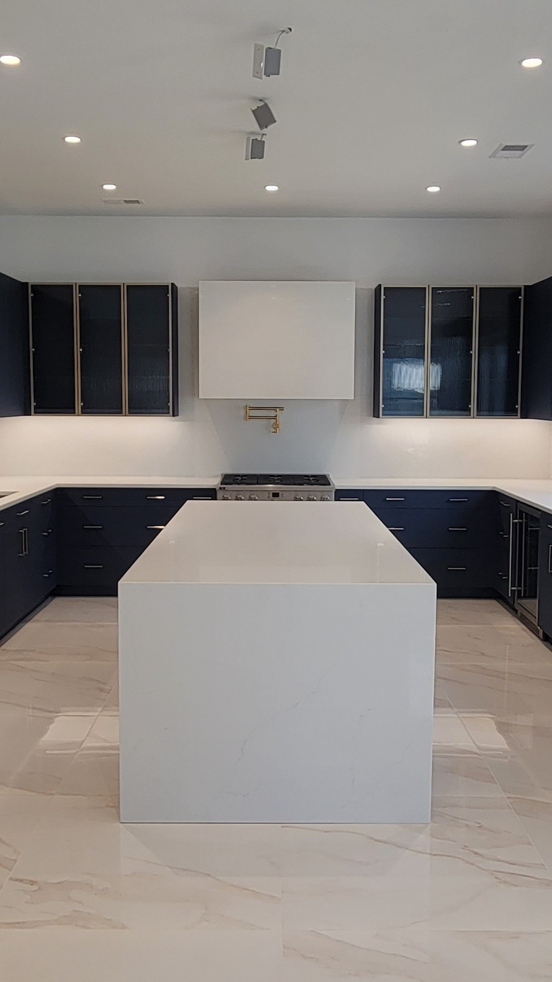Video tour!
#feelingblue #bluekitchen #kitchen #kitchens #kitchendesign #cabinet #cabinets #cabinetry #kitchencabinets #kitchencabinetry #kitchentour #kitchenvideo
@chanabichler
@installbybenny
@kurrentny
@townappliance