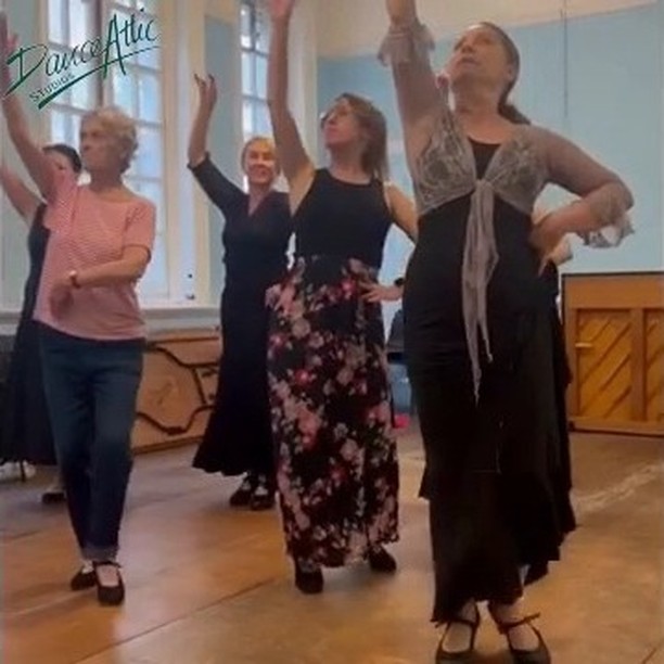 DANCE ATTIC DROP IN CLASSES🕺
WEDNESDAYS // 6:30/7:30 & 7:30/8:30 // BEGINNERS FLAMENCO with Lola @lolaruedamusic 💃
£10 per class + £2 Entrance fee
(£18 for both classes together + £2 Entrance fee)
In our Beginners Flamenco Class you will learn hand clapping and you will be introduced to the different beats used in Flamenco.
Basic movements of the hands, arms, body and footwork.
At this level we start with a very slow pace. After a while, students can progress to our beginners plus and intermediate classes and with more time and practise to our advanced level Class. Every term, in every level, you will learn technique & choreography of a different “Palo”, style of song in Flamenco.