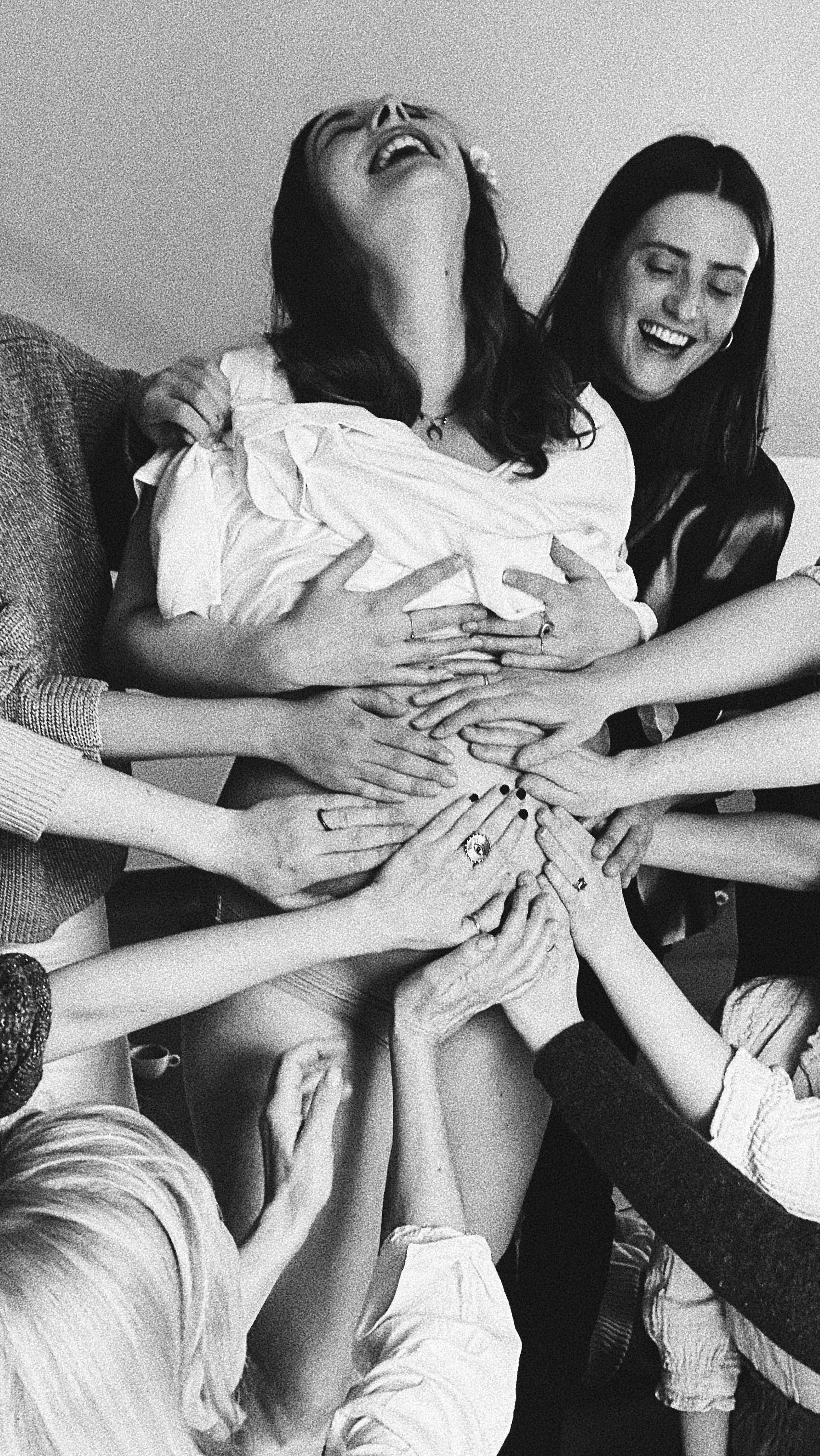 ✨ Die Momself Community ist da! ✨
Ein Raum, der sich voll und ganz dir widmet. Hier stehst du im Mittelpunkt – nicht nur als Mutter, sondern in all deinen Facetten.
In der Momself Community findest du Austausch, Unterstützung und neue Verbindungen. Hier darfst du einfach sein – ohne Bewertungen, ohne Erwartungen.
Wofür steht die Community
und was erwartet dich?
Ein Ort für echte Verbindungen:
Triff andere Menschen, die ähnliche Erfahrungen machen wie du. Hier unterstützen wir uns gegenseitig.
Momself Circles:
Unsere regelmäßigen Treffen sind der Herzschlag der Community. Hier tauschen wir uns aus und lernen voneinander.
Ein Netzwerk für Inspiration:
Werde Teil eines Netzwerks und entdecke neue Perspektiven, teile deine Geschichten und lass dich empowern.
Workshops und Events:
Gezielte Angebote zu Themen wie Achtsamkeit, berufliche Neuausrichtung, Selfleadership,
Equal Parenting und noch viel mehr.
Weitere Infos und die Anmeldung findest du in meinem Linktree. Melde dich jetzt an und werde kostenlos Mitglied!
#MomselfCommunity #Selbstfürsorge #Empowerment #NeueWege #MomCircle #MotheringMyself #Selfcare #GrenzenSetzen #Mutterschaft
Foto/Video: @larawichels und @marc.suess 🙏🏻