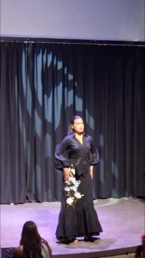 Presentamos una de nuestras piezas más elegantes de la noche en el KYU Boutique Fashion Show: un vestido de lino negro con detalles florales pintados a mano.
El vestido, hecho de lino natural, cuenta con detalles florales meticulosamente pintados a mano, mostrando la dedicación y el arte que ponemos en cada creación. Cada detalle ha sido cuidadosamente elaborado para destacar la elegancia y creatividad que define a Eve Valverde.
Deja tu comentario y dinos qué te pareció el vestido.
Modelo: @scarlettsanchezzz
Colección: Flor de Lino
.
.
.
Presenting one of our most elegant pieces from the night at the KYU Boutique Fashion Show: a black linen dress with hand-painted floral details.
The dress, made from natural linen, features meticulously hand-painted floral details, showcasing the dedication and artistry we put into each creation. Every detail has been carefully crafted to highlight the elegance and creativity that define Eve Valverde.
Leave your comment and share your thoughts on the dress.