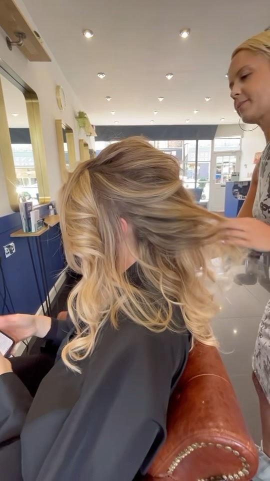 Hair Up or Hair down? Beautiful hair up by our talented Art Director @amysultanhair 💫
#hairup #hairupdo #hair #hairtrends #bournemouth #dorset