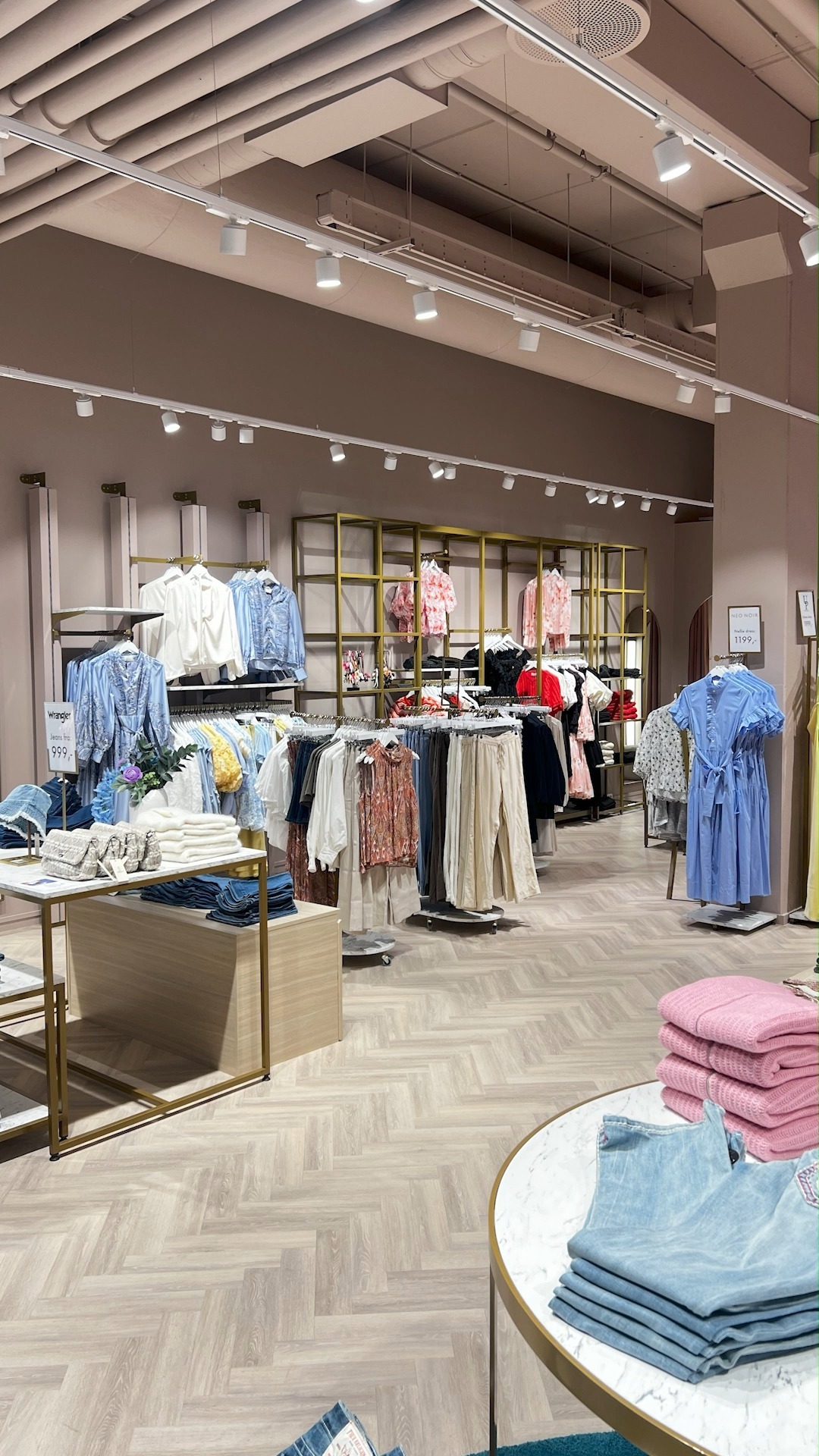 🎉 Vi gratulerer @studio_by_kk med åpningen av sin nye butikk på Værstetorvet i Fredrikstad i dag, 30.04.25!
Mesteparten av innredningen er gjenbruk fra tidligere lokaler. For å supplere konseptet har vi designet en ny disk med tilhørende bakskap – tilpasset deres etablerte uttrykk.
Vi har stått for både prosjektledelse, montering og gulvlegging og det har vært en glede å bidra!
Lykke til med ny lokasjon – vi heier på dere! 💛
#StudioByKK #Værstetorvet #Butikkåpning #NewShopAS #Prosjektledelse #Gjenbruk #Butikkdesign