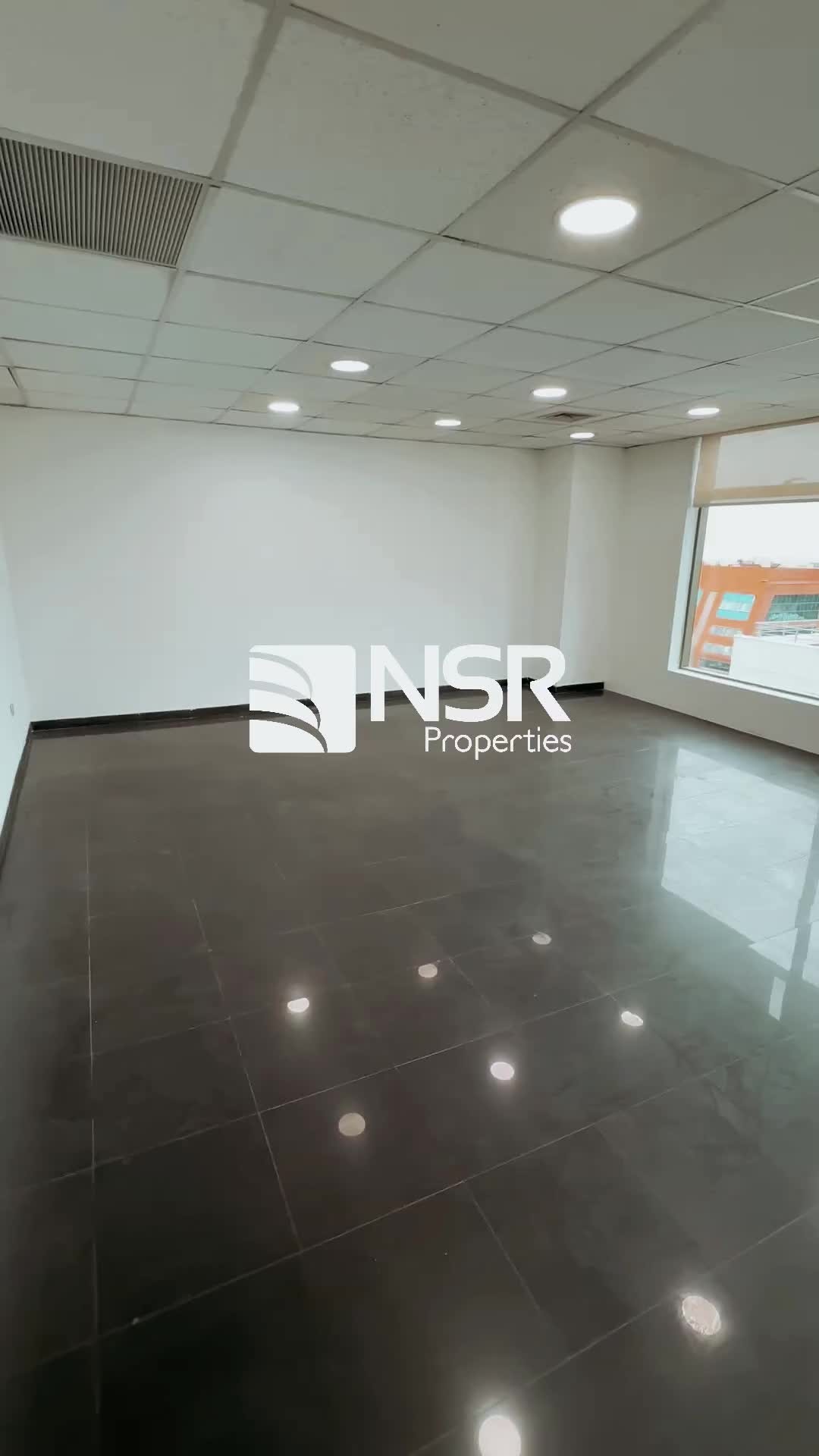 OFICINA ARRIENDO
48,04 M2 PLANTA LIBRE.
Ubicada en el corazón del eje empresarial de Las Condes, esta oficina es ideal para profesionales, asesores o empresas que buscan un espacio moderno, cómodo y bien conectado.
Características principales:
• Superficie total: 48,04 m².
• Distribución: Planta libre + baño.
• Cielo americano falso con luminarias.
• Pisos de porcelanato.
• Aire acondicionado frío/calor.
• Ventanas de termopanel.
• Cortinas roller.
• Orientación poniente.
• 1 estacionamiento en el primer subterráneo.
• Edificio moderno del año 2009, con 6 ascensores de alta velocidad.
Ubicación estratégica: rodeada de bancos, oficinas corporativas, servicios, cafeterías y con excelente conectividad.
Lista para instalar tu oficina y empezar a trabajar.
Contáctanos para agendar una visita.
cinthia.garcia@nsr-properties.com
+569 5879 4057