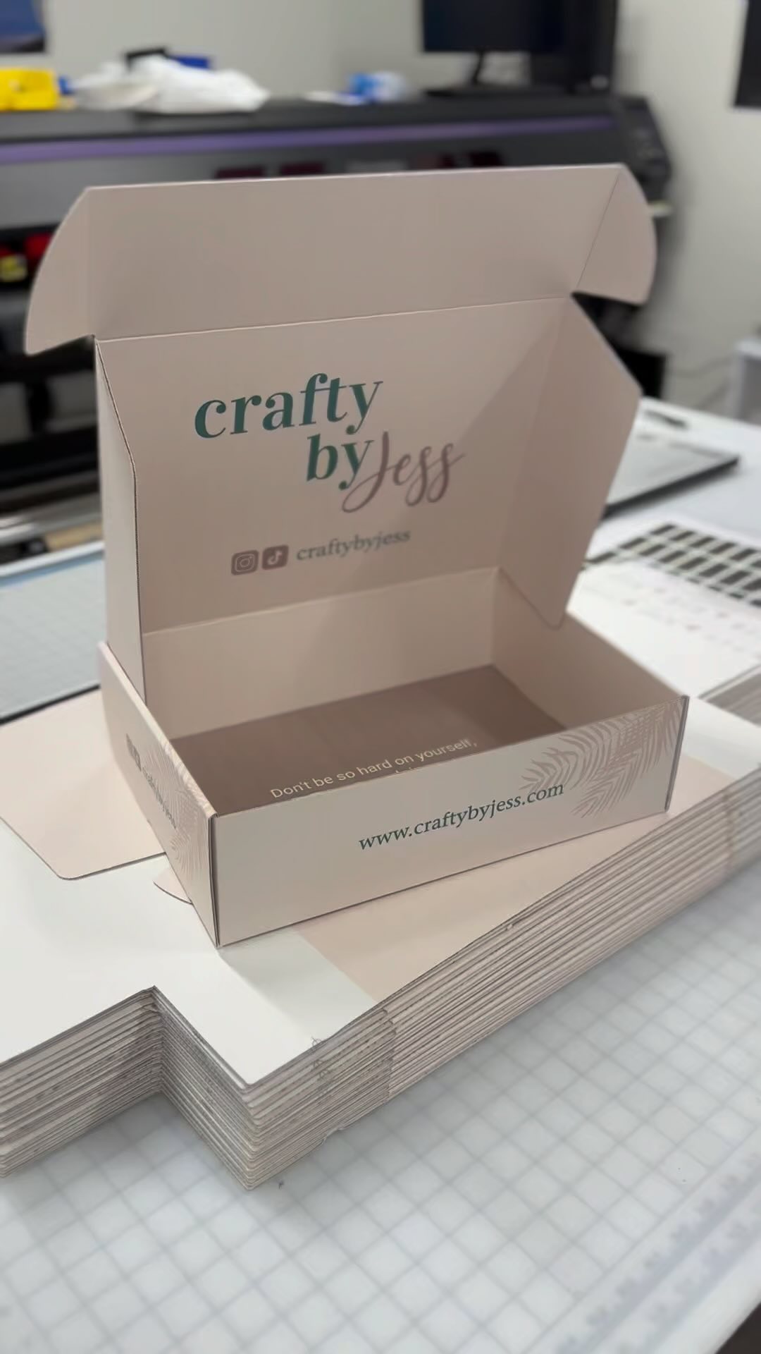 Corrugated boxes printed both sides.
#corrugatedbox #corrugatedprinting #corrugatedpackaging #custompackaging #customprints #printing #4color #printisnotdead #prboxes
Thanks @craftybyjess