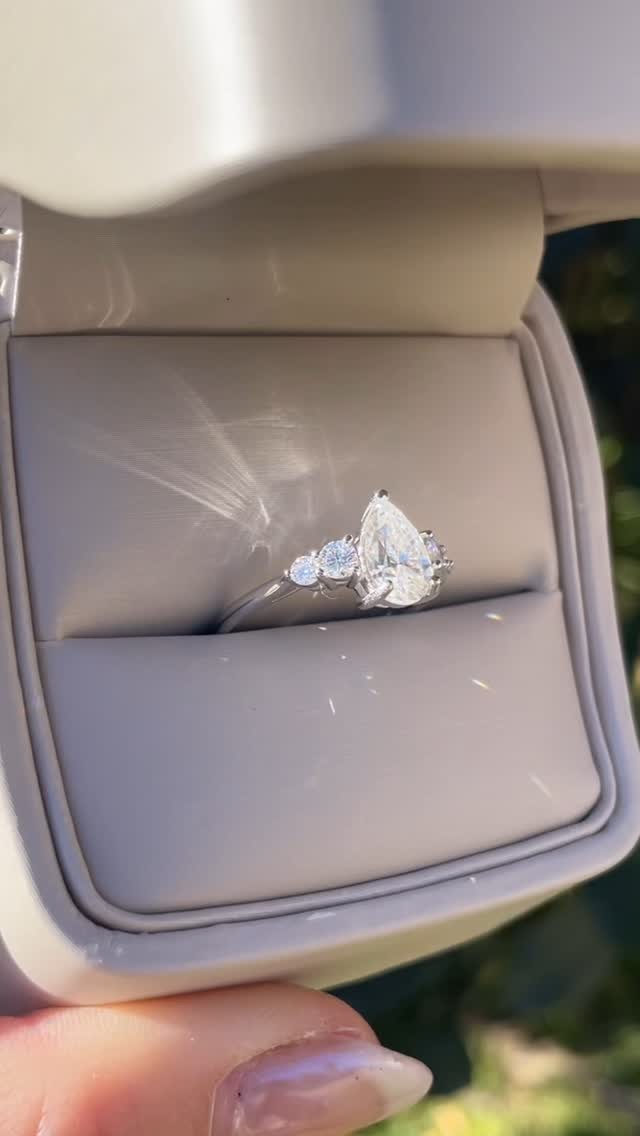 The sparkle is just mesmerizing ✨❄️
#customjewelry #customengagementring #engaged #handmadejewelry #pearshapeengagementring #shopsmall #jewelrydesign #iejewelers