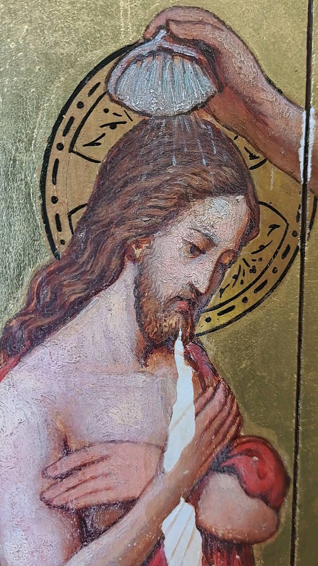 Als je het woord "olie" hoort, denk je misschien meteen aan iets glanzends....maar bij een olieverfschilderij is het normaal gesproken niet de olie maar een hars wat glanst. Dat zit ook meestal nauwelijks in de verf zelf maar is in de vorm van een vernislaag aan de oppervlakte aangebracht. Die zorgt behalve voor glans ook nog voor een mooie, diepe kleur. #restauratie #schilderijenrestauratie #vernis #vernislaag #christelijkekunst #religieuzekunst #kunst #paneelschilderij #hars