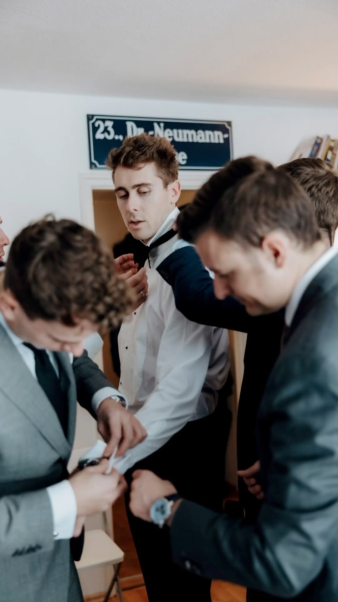 “Ein Tag voller Männerpower und guter Laune! 🎩💪 Begleitend beim Ankleiden des Bräutigams, um ihn nicht nur zu unterstützen, sondern auch eine Menge Spaß zu haben - inklusive Weißwurstfrühstück! 🌭🤵 Die Energie war einfach fantastisch und das Fotografieren ein absolutes Highlight für mich. Ein riesiges Dankeschön an diese großartigen Freunde, die jede meiner Ideen unterstützt haben! 📸💫 #Hochzeitsfotografin #Männerpower #GuteLaune #Brautvorbereitungen #SpaßbeimFotoshooting”