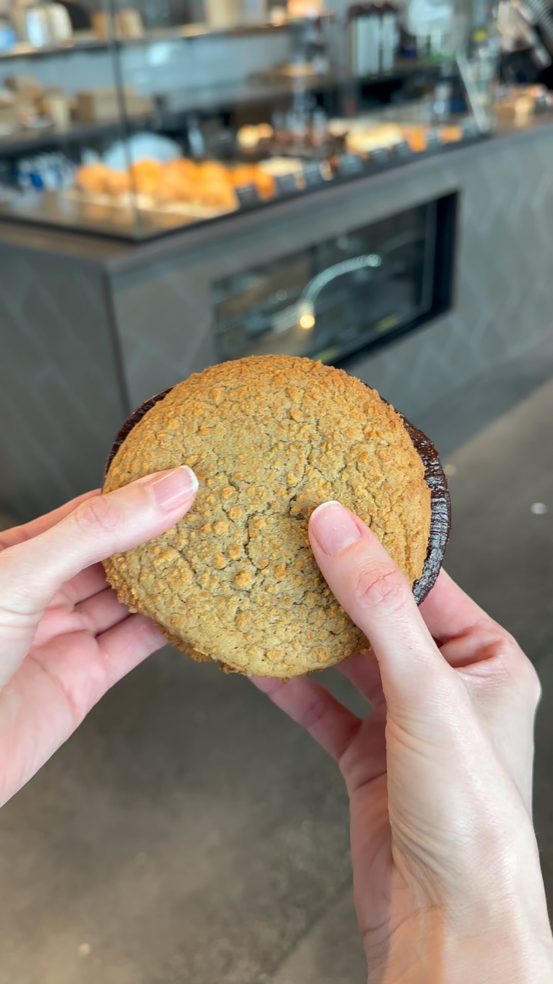 NEW! S’mores cookie sandwich
Toasted marshmallow filling and ganache sandwiched between two graham cookies
