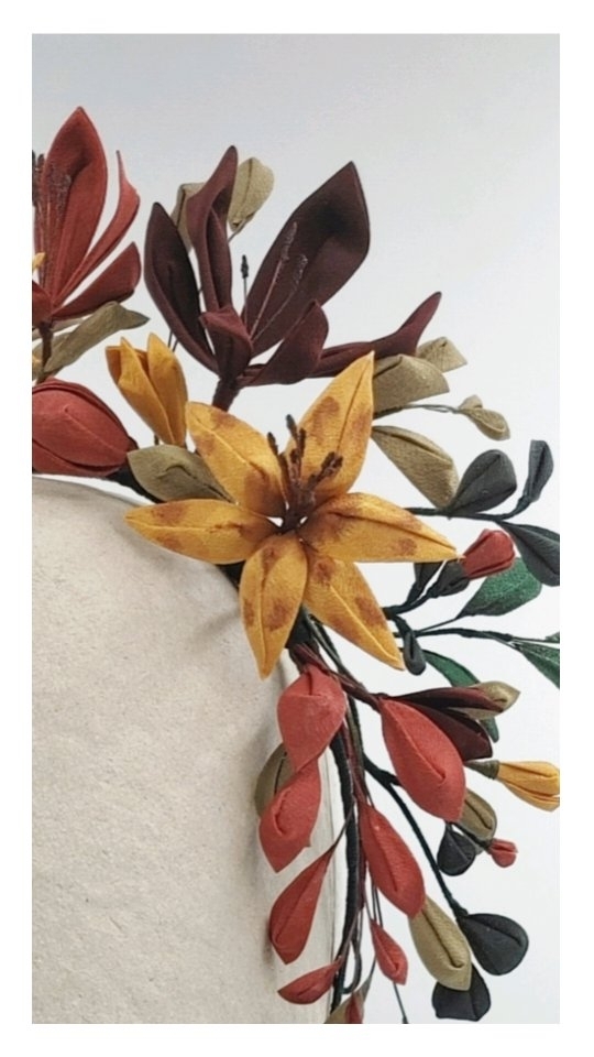 つまみ細工
Es un verdadero privilegio que @gemagomezsf , pionera y referente absoluto en nuestro país, sea la portadora de la primera escultura textil materializada bajo esta nueva técnica. Gracias, Gema, por tu visión inagotable, por elevar el discurso del diseño y por ser luz en este sector.
Que una obra nacida en mi taller habite los espacios del @rjbotanico durante la undécima edición de @slowfashionnext es un hito con un profundo significado para la mí.
Esta pieza es, además, un manifiesto de respeto material. Una flor esculpida a partir de sedas nobles teñidas con pigmentos botánicos, gracias a la maravillosa sinergia con @atelier.aletheia . Una demostración de que, en el verdadero lujo sostenible, no existen los excedentes, solo fragmentos a la espera de una nueva vida.
#silkflowers #jardinbotanico #foroslowfashionnext
#slowfashion #tsumamizaiku #つまみ細工 #tintesnaturales #naturaldyes #artesania #altaartesania