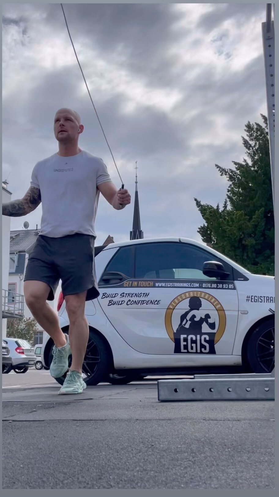 Rope jumping is a highly effective way to burn calories. A vigorous 10-minute session can burn as many calories as a 30-minute jog.
#jumprope #workout #cardio #endurance #fit