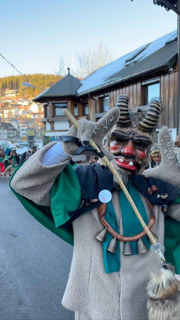 Da geht einem das Herz auf ! ❤️
Geißenmeckerer und Geißenmägde soweit das Auge reicht 😍!
Noch schöner hätte man sich die Schonacher Straßen mit unseren Hästrägern nicht ausmalen können.
Trotz eisiger Kälte war es ein rießiger Auflauf unserer Hästräger bei unserem großen Narrentreffen zum 150 Jahre Batzenwecken Jubiläum!
Fantastisch! 🥳🎭🎉
#nzschonach #geißenmagd #geißenmeckerer #schonach #batzewecke #esgohtdegege #fasnet #fasnet2024 #2024 #verbandoberrheinischernarrenzünfte #narrenzunft #narrinarro #brauchtum #carnival #party #fun #people #tradition #blackforest #love #schwarzwald #nature #history #bepartofit #germany #mask #wood #winter #culture