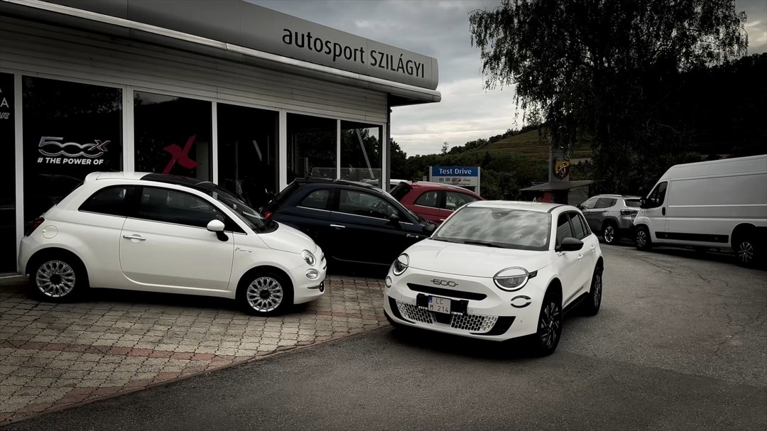 🚗 Nový Fiat 600 Hybrid La Prima: Elegancia, výkon a technológie v jednom balení! 🚗
Fiat 600 Hybrid La Prima ponúka nielen atraktívny dizajn, ale aj špičkové technológie a úžasný zážitok z jazdy.
Technické parametre:
• Motor: 1,2 T Hybrid s výkonom 100 k (74 kW)
• Prevodovka: 6-stupňová dvojspojková automatická e-DCT
• Zrýchlenie: 0-100 km/h za 10,5 sekundy
• Spotreba: WLTP kombinovaná 4,8-4,9 l/100 km
• Max. rýchlosť: 184 km/h
• Točivý moment: 205 Nm pri 1750 ot./min.
Štandardná výbava La Prima:
• 18” disky z ľahkých zliatin
• Sedadlá čalúnené eko kožou s masážnou funkciou
• Ambientné osvetlenie interiéru a bezdrôtová nabíjačka telefónov
• Uconnect™ s 10,25” dotykovým displejom a navigáciou
• Bezpečnostné systémy ako monitoring mŕtvych uhlov, adaptívny tempomat s funkciou Stop&Go a autonómna jazda úrovne 2.
Prečo si vybrať Fiat 600 Hybrid?
1. Ekologická mobilita: Hybridný pohon umožňuje tichý elektrický štart a podporu spaľovacieho motora pre plynulú jazdu.
2. Taliansky dizajn: Elegancia v každom detaile – od chrómových prvkov po prémiové interiérové materiály.
3. Bezpečnosť na prvom mieste: Pokročilé asistenčné systémy pre maximálnu ochranu vás aj vašich blízkych.
Zažite Dolce Vita na cestách s Fiatom 600 Hybrid La Prima! 🌟 🎥 Pozrite si krátke video a presvedčte sa sami o jeho jedinečnosti!