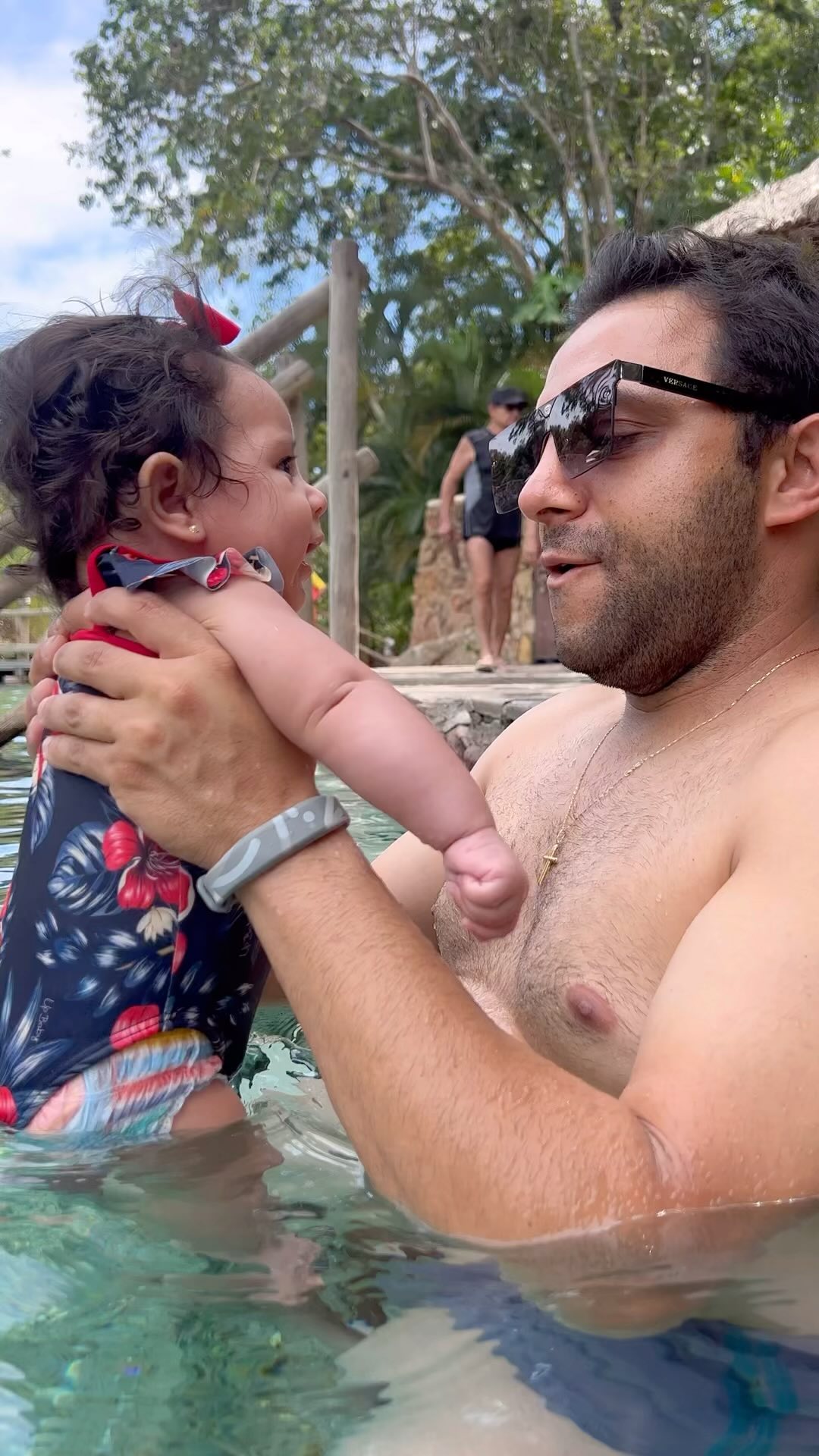 CARTA AS M&M’s e aos meus amigos .
Eu achava que as coisas eram difíceis,
mas sozinho eram mais ainda , as coisas complicaram de certa maneira que resolvi há muito tempo descobri o melhor de mim e dividir a vida com a M&M’s.
A responsabilidade aumentou,
e hoje cuido de uma família inteira.
Vejo em minha filha a criança que eu fui, a pureza da alegria longe das aflições e preocupações .
É difícil dividir a vida para trabalho, filha e família,nunca pensei que passaria por tantas preocupações assim, mas são as amizades e família que me fazem feliz . Minha filha… Se você soubesse o amor imenso que eu tenho carregado no peito, entenderia por que eu sempre encho meus olhos de água quando penso no ser humaninho maravilhosa que você é!
Você simplesmente mudou a minha vida e trouxe para mim novos sonhos, desejos e objetivos. Você reacendeu a minha felicidade com muito mais força,de uma forma que eu nunca experimentei. Só tenho a ofertar o meu amor e a minha vida a você ! Ps papai leo