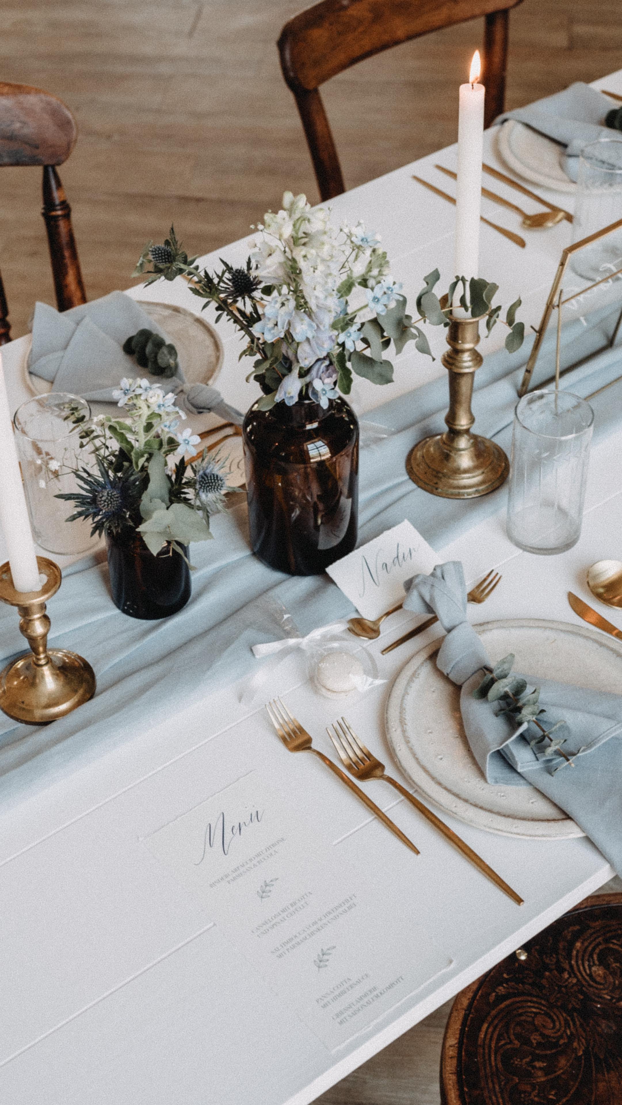 Style Shooting - Part 2
Annika vom Glücksverleih aus Wanderup war nach unserer Anfrage auch direkt Feuer und Flamme! Aber schaut selbst: von Tisch, über Stuhl bis hin zu jeglicher Deko, Annika hat einen Traum von Interieur und Deko! Ihre Lagerhalle ist gefühlt mit so wunderbaren Dingen. Und auch mit Annika selbst habt ihr eine Dienstleisterin die sich direkt in euer Herz schleicht! Mit unfassbar viel Liebe zum Detail und dem Wunsch, dass für euch am Ende alles stimmig ist, ist sie an eurer Seite! 🤍
Im Reel findet ihr nur das erste Set was wir geshootet haben! Mehr folgt, denn das ist noch lange nicht alles was Anika mitgebracht hat 😉
Location: @wittkielevents
Blumen: @von.blomst
Gastgeschenke: @thesweetcakeside
Ich stelle euch alle Dienstleister die nächsten Tage einzeln einmal vor ✨
#styleshooting #wedding #hochzeitberlin #hochzeitsfotograf #weddingphotography #weddinginspiration #hochzeitsinspiration #hochzeitsdekoration