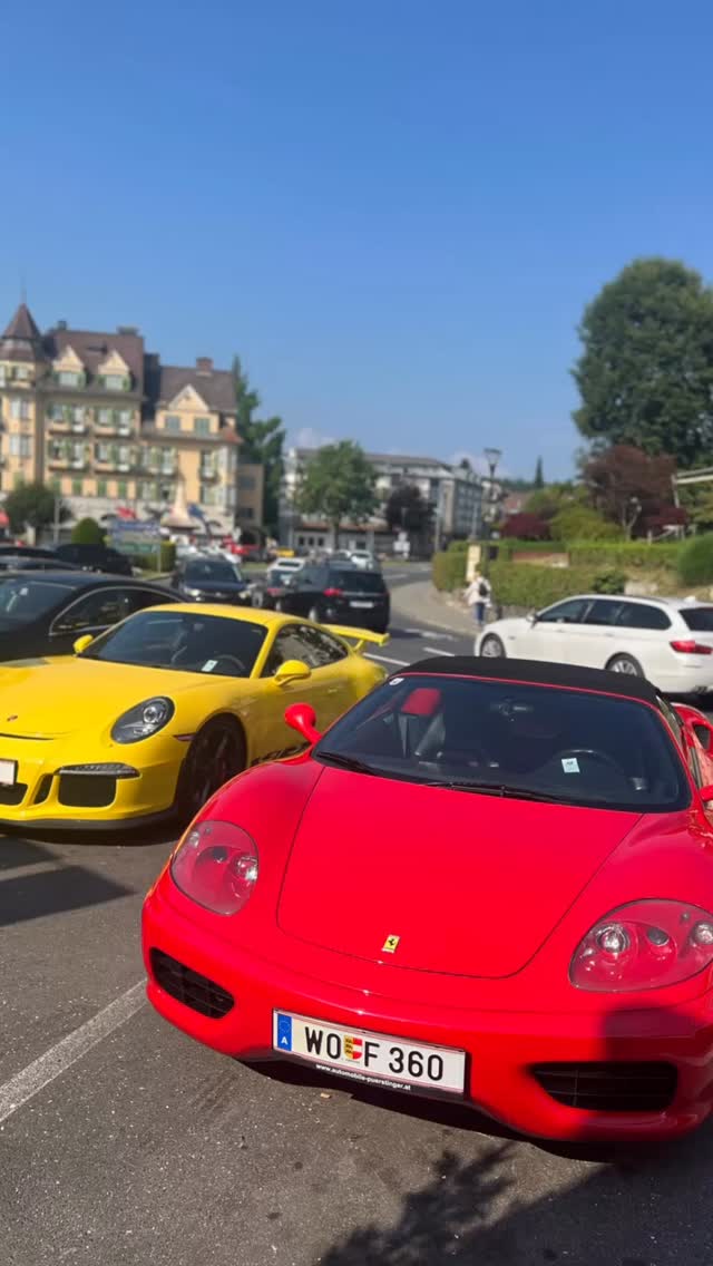 Die Straßen voller PS, die Terrasse voll mit Genuss… von 12 bis 21:30 Uhr sind bei uns die Drinks kühl und die Küche warm. Wir freuen uns auf euch! 🏎️ #sportwagenfestivalvelden