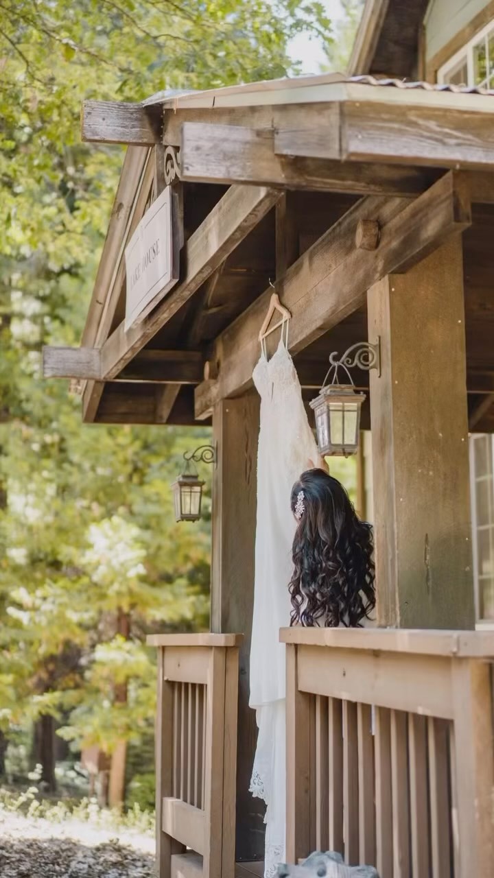 It’s that time of year when we’re looking back on some of the beautiful weddings we’ve been a part of this year.
Venue: @lodgeattwomoons
Photography: @adamspointofview
Videography: @collideskope
Floral: @sweetdreamsweddings
Hair and Makeup: @yosemitemakeupandhair
Cake: @sweetdreamscakery559
DJ: @6thsencecrew
Rentals: @cteventrental
Lighting: @lightupthewalls
Bride: @hazel_janewalnut
.
.
.
#throwback #mountainweddings #yosemitemakeupandhair #mountainbride
#woodsywedding #AdventureWedding #oakhurst #destinationwedding #forestwedding#weddingvenue #mountainwedding