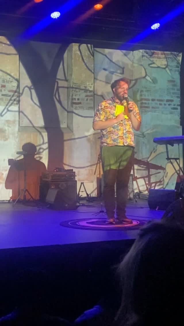 Am Tag vor meinem Auftritt beim @speakthemind_sa in Kapstadt, war ich in einer Township und habe da bei einem Workshop mitgewirkt. Dabei fiel mir auf, dass es die Leute da ziemlich witzig finden, dass Schweizerdeutsch so viele Chchchch-Laute hat. Deswegen habe ich Kurzerhand diesen Text geschrieben. Viel Spass damit.