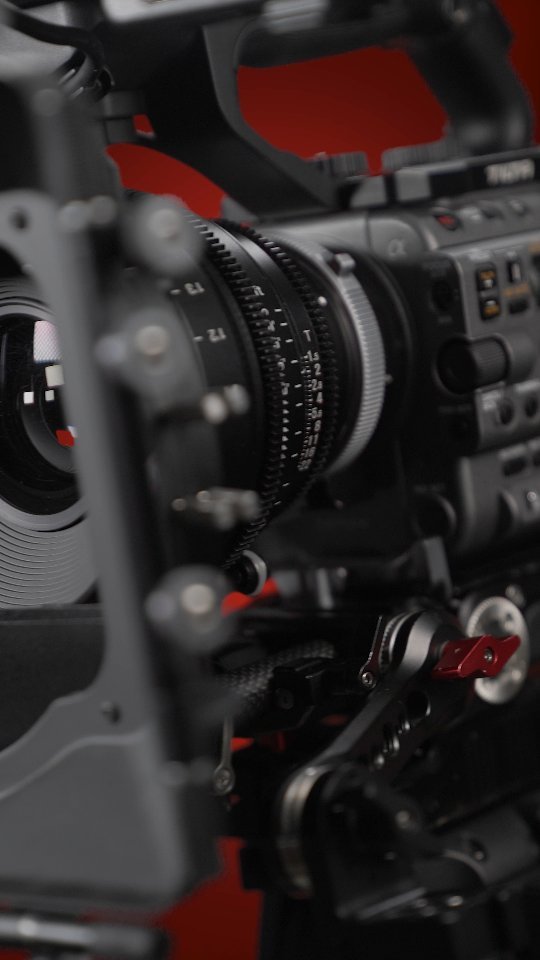 A little bitta Samyang, all night long 👀
@samyanglensglobal @samyanguk @sonyprofilmmaking #fx6 #sonyfx6 #cinelens #cinematography