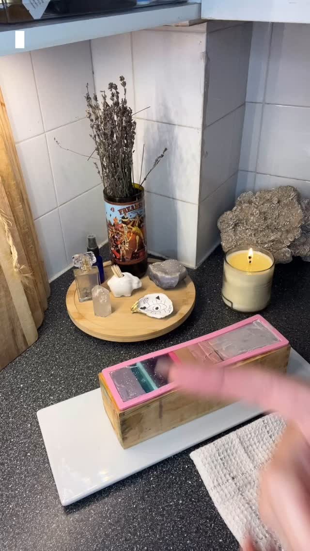 Boho Dreans Soap Bar
Step into a bohemian daydream and discover this lush and dreamy soap.
A unique blend of geranium, lavender citrus, with a sprinkle of santal and palo santo.
The combination will take your imagination soaring
.#soapandhonour #handmade #raiseyourvibration #clean #supportsmallbusiness #essentialoils #soapandhonour