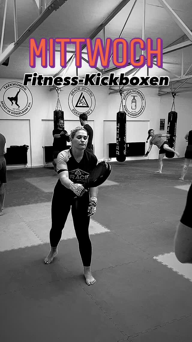 Fitness-Kickboxen, komm vorbei & mach mit!
Power, Technik, Spaß 🤩 alles in einer Einheit!
@hormoz_66 #fitness #fitnesskickboxing #kickboxing #boxing #spass #family #friend #verein #duesseldorf