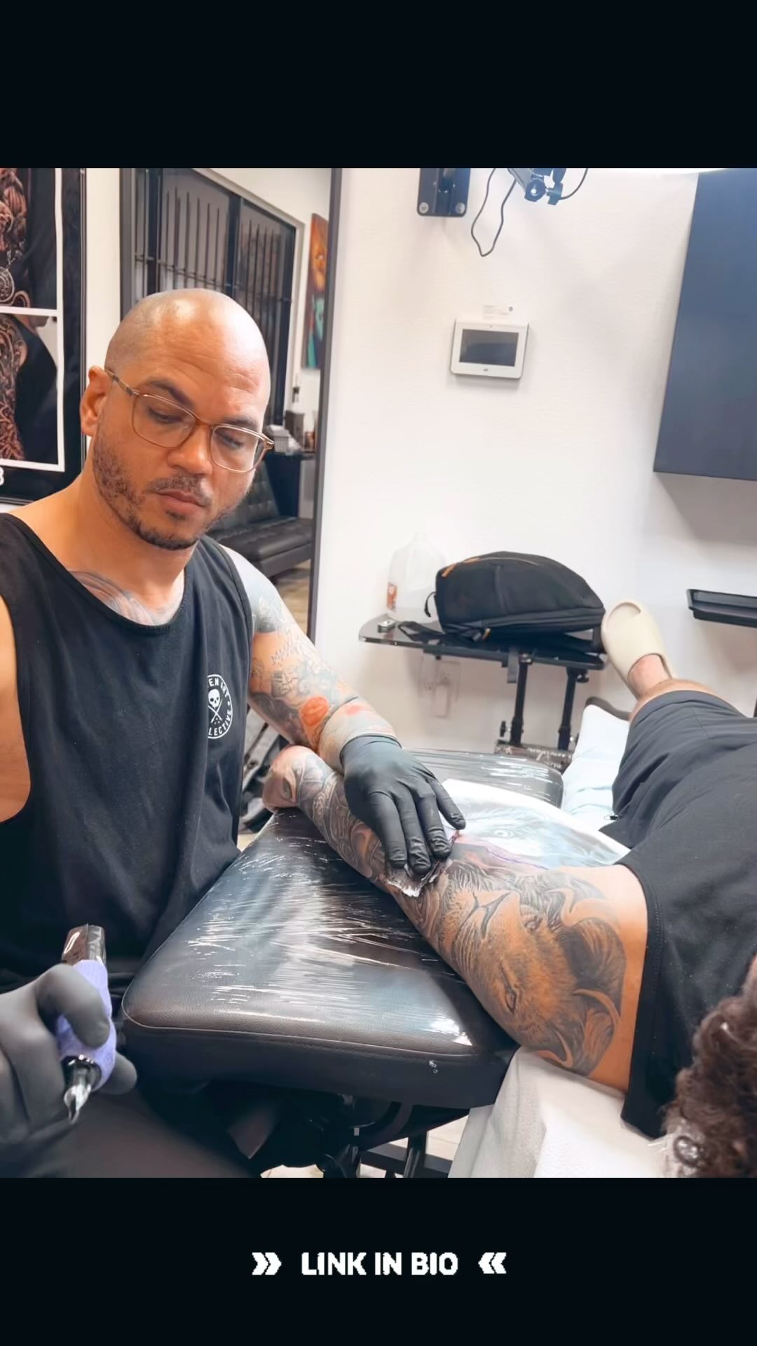 …….booking now click here 👉🏻https://www.lucktattoos.com/…………
#tattooartist#tattooshop#tattooed#tattooisart##myfavoritetattoo#artoftattoos#freespirit#rockspirit#artist#art #girlstattoo#boystattoos#tattooshop#tauajespequeños#tatuajespequeños#tododearte#videostattoo#tattoopiercing#tattoarm#tattolegs