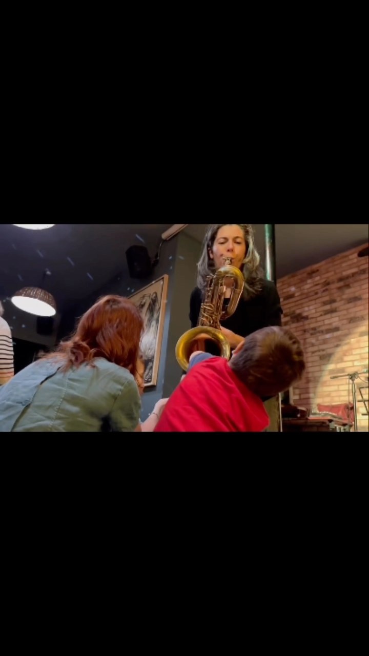 We ❤️ real music for young minds. Minijam only work with professional gigging musicians. How amazing for your mini people to experience such talent. My aunt was a concert pianist & that was my inspiration. Do you wish you were exposed to more live music as a child? To find out more about how music benefits young minds right from teeny weeny baby age, check out our website for various Ted Talks, BBC articles & other evidence based information. The science is clear - music helps the body & mind work better together. #mybabygenius #musicforbabiesandtoddlers