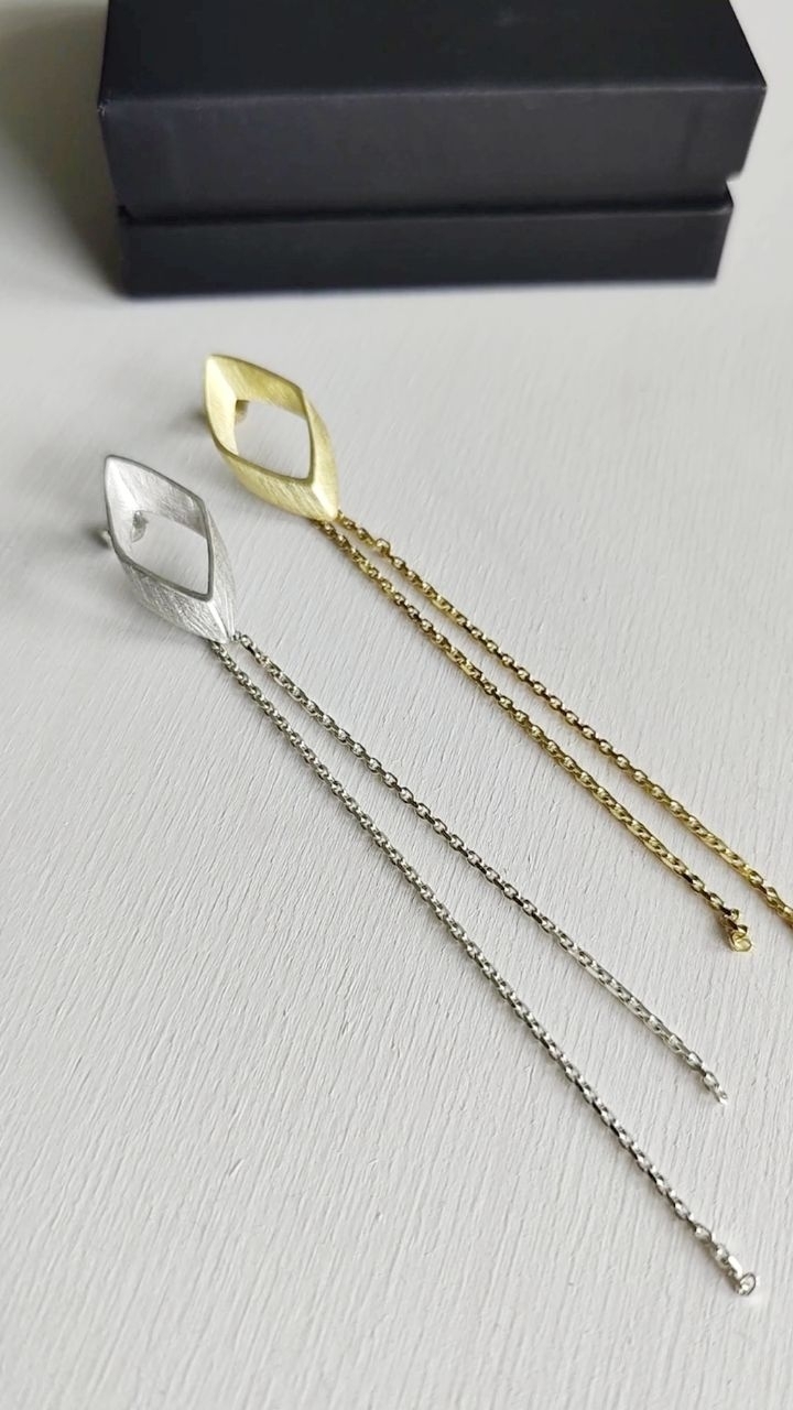 ✨ Aren't these eye-candies or what? ✨
These earrings are my absolute favorites and my go-to piece for a night out!
With their minimal shape and fun, playful chains, they’re perfect for anyone who isn't on Team Pearls but still wants to stand out.
I have them in stock in gold-plated. The silver ones are sold out but you can pre-order and I will have them shipped before the end of the month.
Shine bright and have fun! ✨
.
.
.
.
.
#jewelryoftheday #jewelgram #minimalchic #standoutstyle #minimalearrings #jewelrydesign