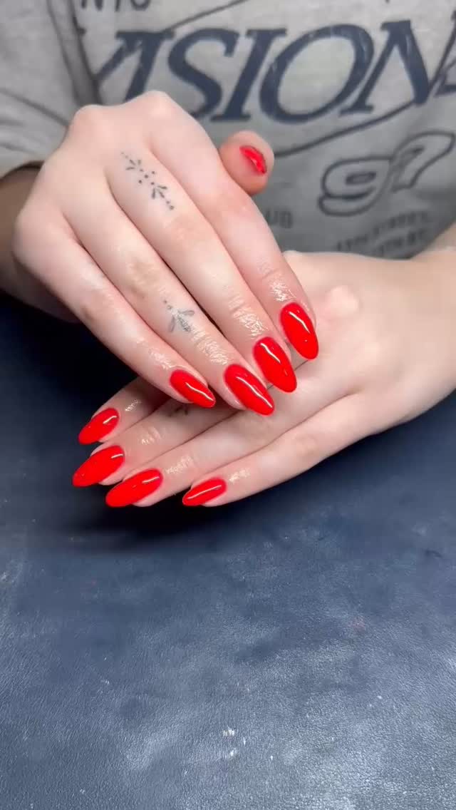 🍒 Red hot & ready to slay! 🍒
There’s just something about a glossy red BIAB set that never goes out of style – bold, classic, and totally irresistible. 💅✨
This set was done at Bouyage St Albans by our talented nail techs using The Gel Bottle Inc for that flawless finish.
📍Come visit us in the heart of St Albans.
💌 Book your next mani via the link in bio.
Tag us in your Bouyage nails – we love to see your glow-ups! 💖
#BIABNails #RedNails #BouyageSalon #StAlbansNails #HarpendenNails #TheGelBottle #BIABManicure #NailGoals #GlossyNails #HealthyNails #HertfordshireSalon #NailInspo #BouyageBeauty #BouyageBabes