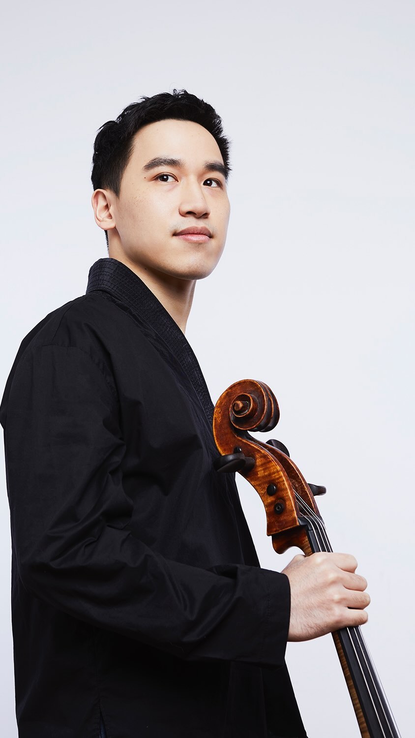 Der in Kalifornien geborene und heute in Berlin lebende Cellist Benjamin Lai geniesst eine vielseitige musikalische Karriere. Er ist Gründungsmitglied des Tonhain Kollektivs sowie Mitglied des Notos Piano Quartet. In seiner Freizeit programmiert Benjamin gerne 💻 und geht mit seinem Hund Heini spazieren🐾.
🎶📅 Sichern Sie sich Tickets (nur 50 Plätze) für den 23.11.2024 in der Galerie Fabian Lang. Mehr Infos: www.zkmg.ch/de
#Cello #cellist #artist #musician #music #classicalmusic #chambermusic #zurich #culture #art #visualarts #concert #livemusic #kulturzueri