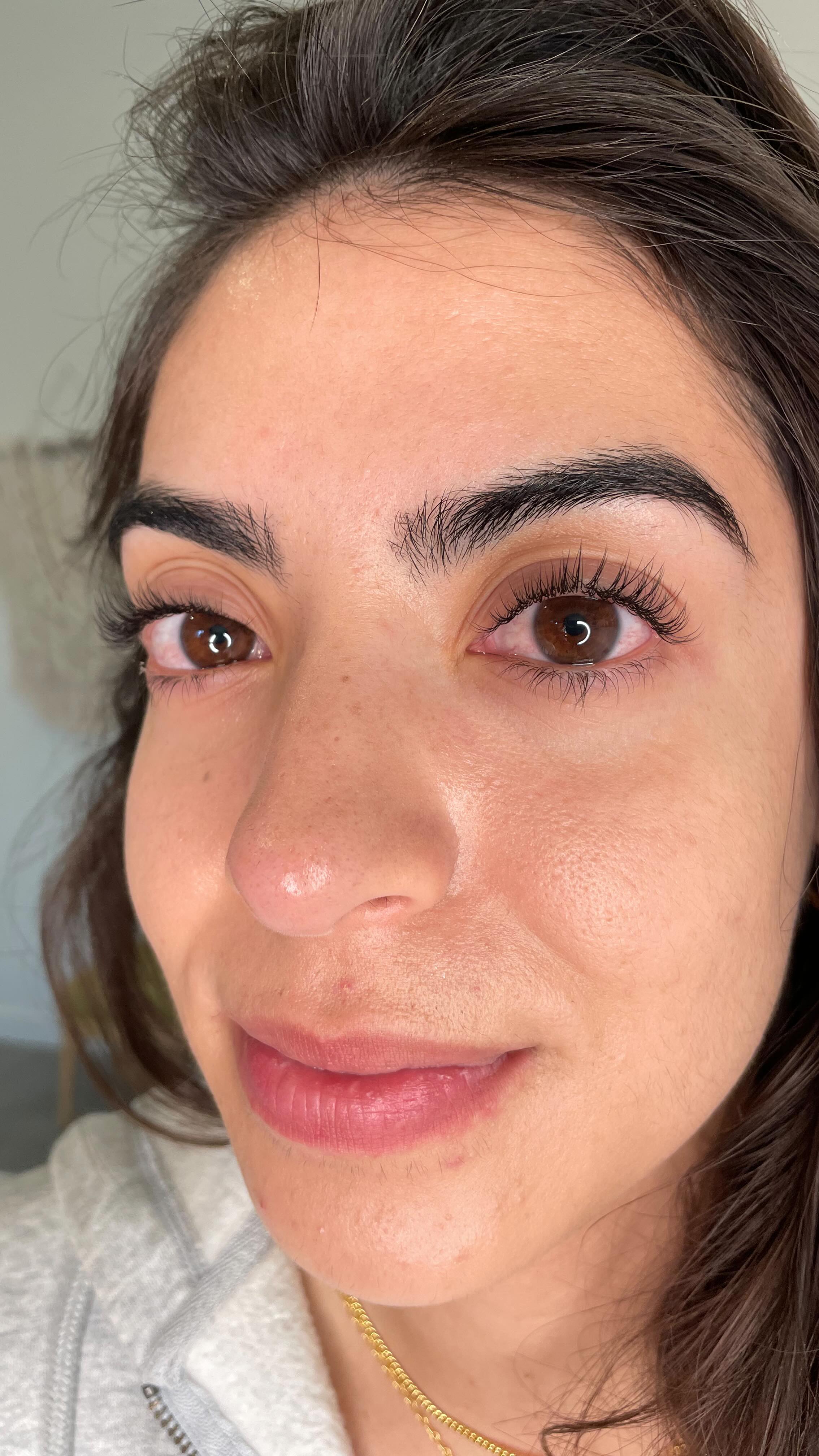 Did you know LASHFOX can make special product requests? Elizabeth reached prior to booking to ask about sensitive adhesive options—We special ordered her a clear adhesive formulated without black pigment to minimize the potential risk for sensitivity. We opted for a classic lightweight set for comfort and a soft overall look! 🫶🏼✨🥲
