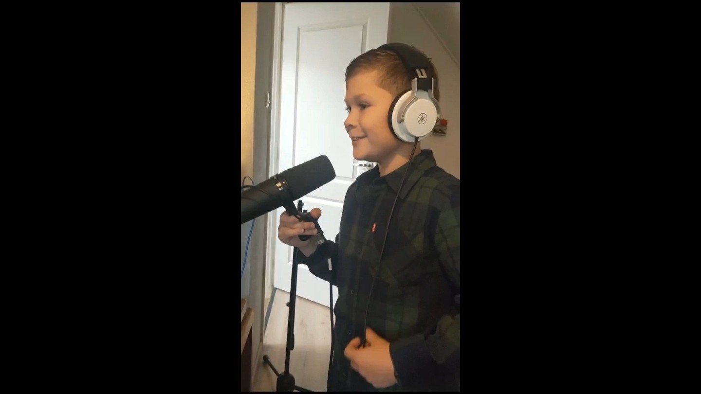 ✨ Wow, we zijn super trots op onze Limelights-leerling, Louk! Hij is pas 8 jaar oud en heeft vandaag zijn allereerste liedje afgemaakt! 🎤
Louk volgt zang- en pianoles bij ons, maar we hebben ook veel geleerd over productie en liedjesschrijven. 📝 Hij heeft zelfs alle geluiden in de muziekopname gekozen en zelf gespeeld! Dit waren enkele leuke momenten tijdens het proces - goed gedaan, Louk! 👏🥳
#student #youngmusicians #musiclessons #teaching #recording #songwriting #trots #jehoorterbij