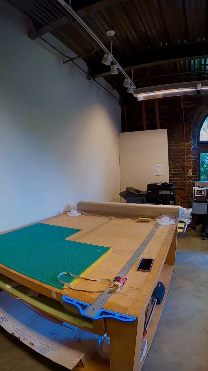 Working on my installation for CIAF✨🤩
Who would have thought this vinyl would be so heavy 😭