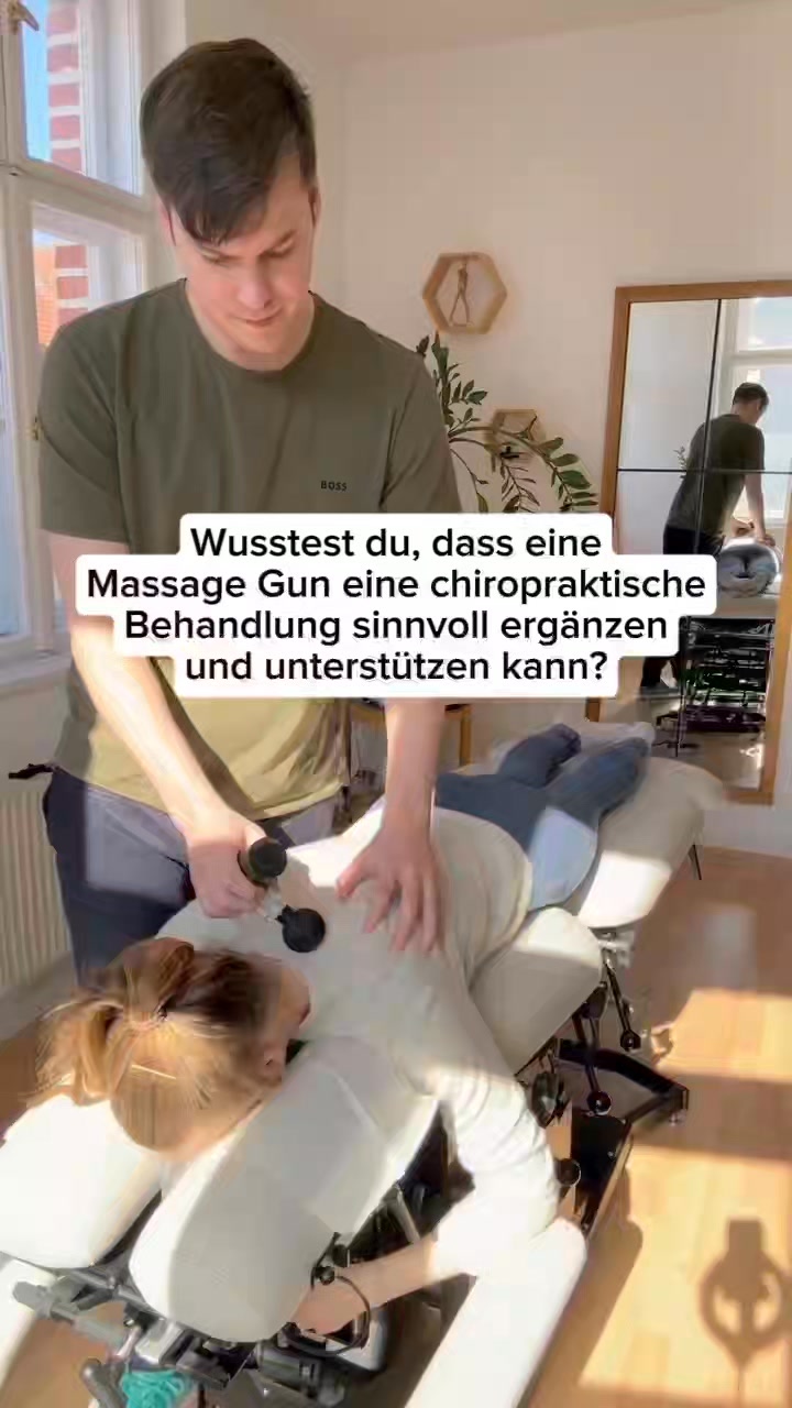 Die Massage Gun kann eine wertvolle und sinnvolle Unterstützung in der Chiropraktik sein! 💆🏻♂️💪🏻
Wenn Muskeln verspannt sind oder Triggerpunkte aktiv werden, hilft die Massage Gun, die Durchblutung zu fördern, Verspannungen zu lösen und die Regeneration zu beschleunigen.
Doch nicht in jeder Situation ist sie die richtige Wahl. Daher schauen wir in jeder Behandlung individuell, ob ein Einsatz sinnvoll ist, um gezielte Linderung zu bieten.
Die Massage Gun kann aber auch zu Hause eine wertvolle Hilfe sein, um Verspannungen nach dem Training oder langen Bürozeiten zu lösen. Sie ist ein tolles Tool, um selbst aktiv an deiner Muskulatur zu arbeiten und für mehr Wohlbefinden zu sorgen – natürlich immer mit Bedacht und richtigem Einsatz. 💪🏻
📍 ChiroDynamik Potsam
📅 Buche deinen Termin über den Link in der Bio oder schreibe uns eine DM!
#Chiropraktik #Schmerzfrei #Gesundheit #Beweglichkeit #chirodynamikpotsdam #wohlbefinden #chiropraktor #chiropraktiker #chiropraktikpraxis #rückenschmerzen #manuelletherapie
