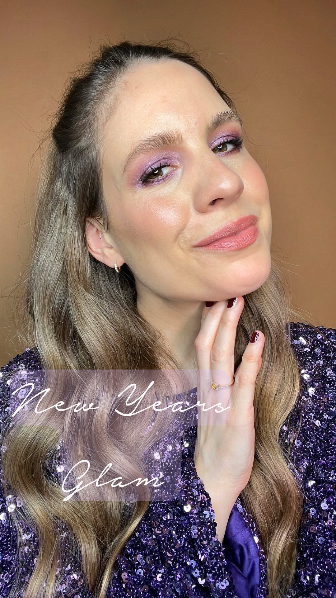 New Year‘s Sparkle 💜✨
Zum Abschluss des Jahres gibt’s heute nochmal etwas Farbe auf den Augen, ich liebe diese Lilatöne! Der Look an den Augen ist größtenteils mit der neuen Farbe der Eyelights von @rmsbeauty - Aurora💜.
Ich habe zusätzlich noch etwas von der Eyelights Farbe blaze dazu gegeben und habe mit der leider nicht mehr erhältlichen Palette von @athrbeautyco nach schattiert… hier könnt ihr einfach entsprechende Lilatöne nehmen. Mehr Kontur mit dem Eye Pencil von @und_gretel_cosmetics in Nr 5 Auburn. Mascara @ritueldefille
Kontur und blush an den Wangen: cream bronzer von @kjaerweis und cream blush in Happy (Mega Farbe!)
@kosas Skin Enhancer Radiate
@iliabeauty lipstick in Amberlight
Wie gefallen euch die Farben? Ich glaube ich trage mal wieder öfters Lila 💜✨😍.
Ich wünsche euch allen zum Abschluss dieses Jahres alles Liebe, kommt gut rein ✨💜🫶🏻 bis nächstes Jahr 🥰
Lisa
#naturkosmetik #cleanbeauty #beautyinsideout #newyearsmakeup #newyearsmakeuplook #greenbeauty #organicmakeupartist #organicbeauty #organicbeauty #mindfulbeauty #conciousbeauty