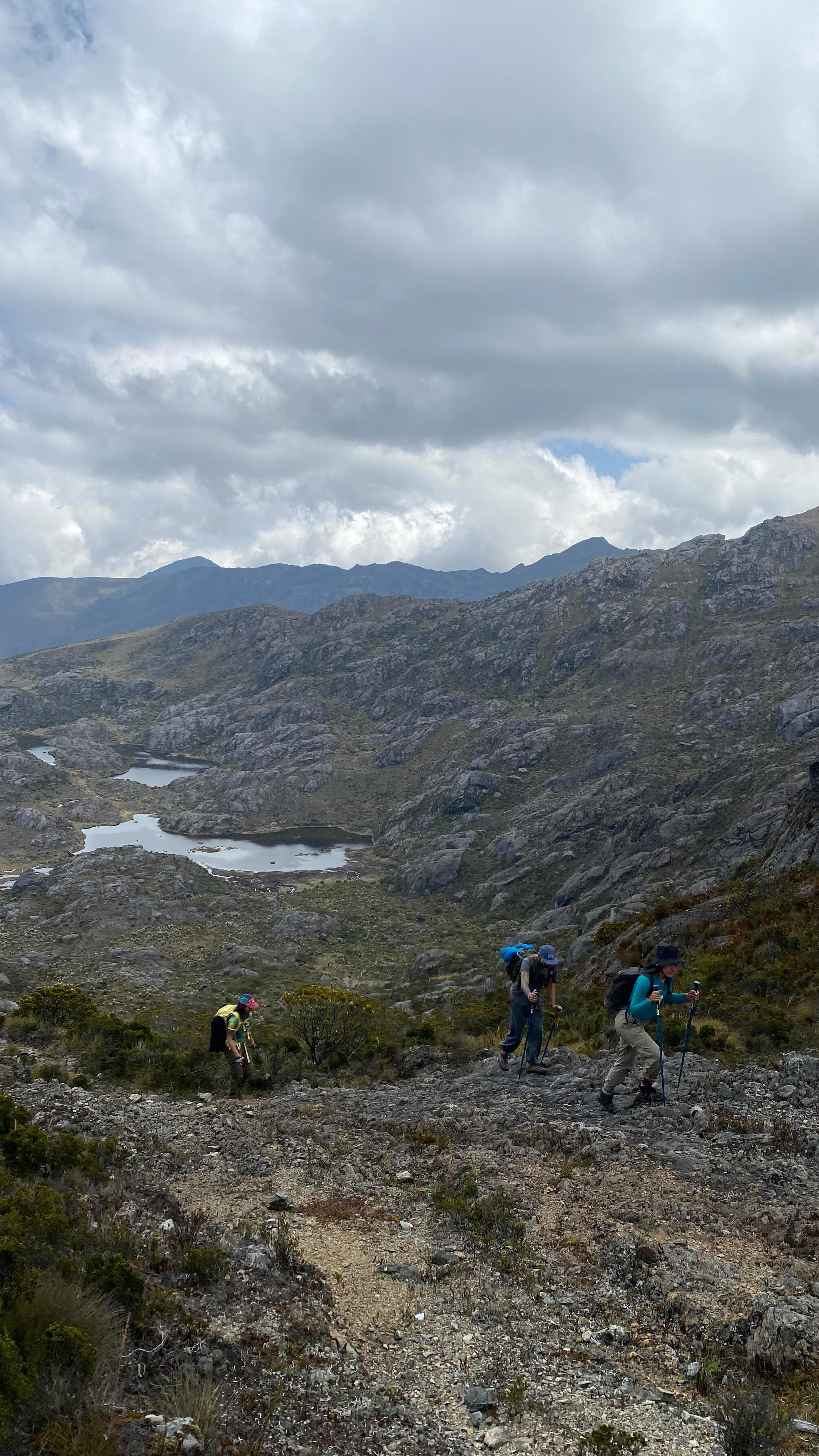 Santander tiene de todo a menos de 3 horas, ríos, bosques, páramos, cañón y le falta el mar pero tiene un mar de montañas💥🗺️. Y con ganas de cambiar de paisaje nos fuimos a recorrer el complejo de lagunas Las Cuntas y Lagunas Negras🧊🫧