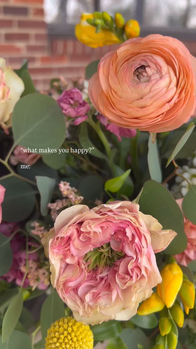 My happy place is creating floral art for you.
#pittsburghflorist #washingtonpaflorist #pghflorist #floraandrootstudio #mcmurrayflorist #canonsburgpa #pittsburghwedding #pghwedding #lingrowfarmwedding #grandconcoursepittsburgh