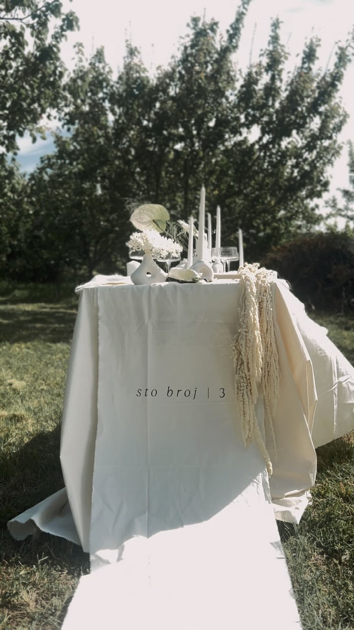 Tiho, ali neizmerno snažno. To je valjda baš onaj pravi opis najveće ljubavi 🤍
.
.
.
.
.
#medimleko #dekoracijavencanja #weddingdecor #weddingstationery #weddinginvitations