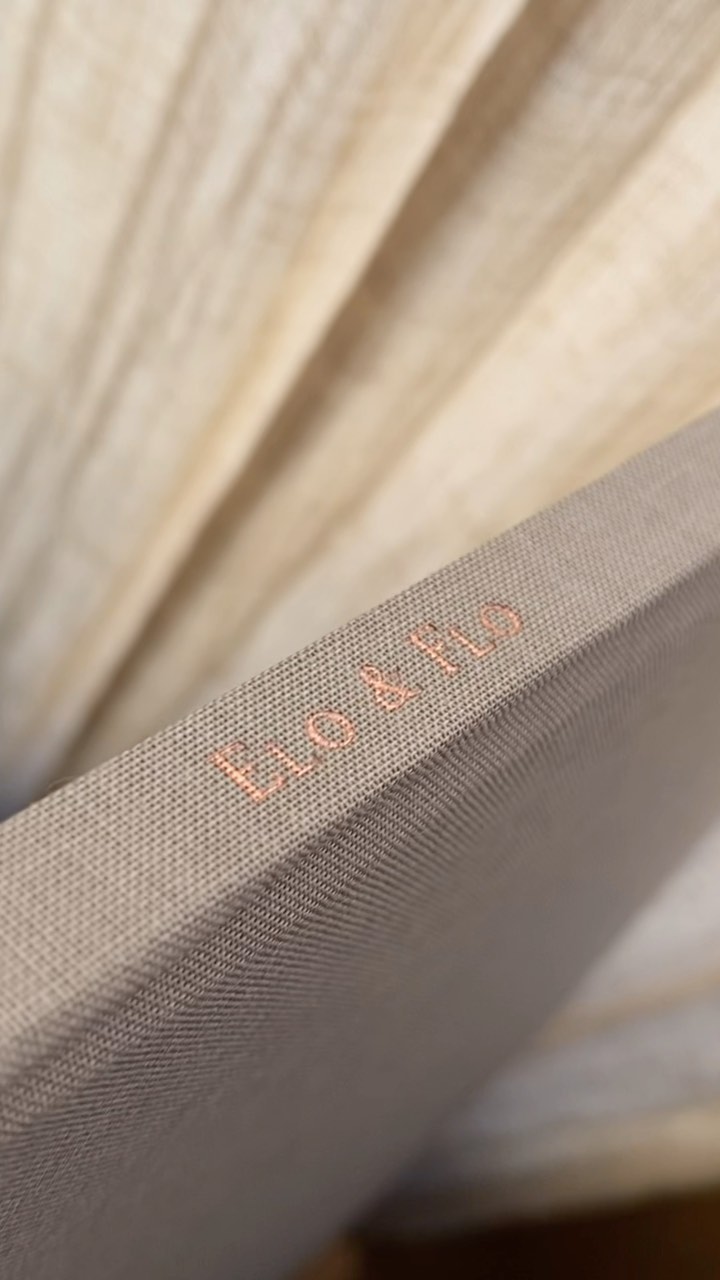 Les albums photo :
Disponibles au format carré 25x25cm, en 50, 70 ou 122 pages 📚
Les couvertures sont en tissu pour un rendu épuré et élégant (plusieurs couleurs disponibles ; beige naturel, jaune indien, bleu céleste ou cobalt, tangerine, vert paon, eucalyptus…) 🎨
Impression haut de gamme sur papier mat ou brillant, reliures faites à la main et dorure à chaud artisanale 🪡
#mariage #wedding #love #deco #bride #weddingday #amour #weddingdress #bridetobe #couple #weddingplanner #robedemariee #lyon #photographelyon #weddinginspiration #france #fashion #mariagelyon #photography #weddingphotography #reportagespotlight #beaujolais #weddingphotographer #canon5dmarkiv #canon #photographemariage #reportage