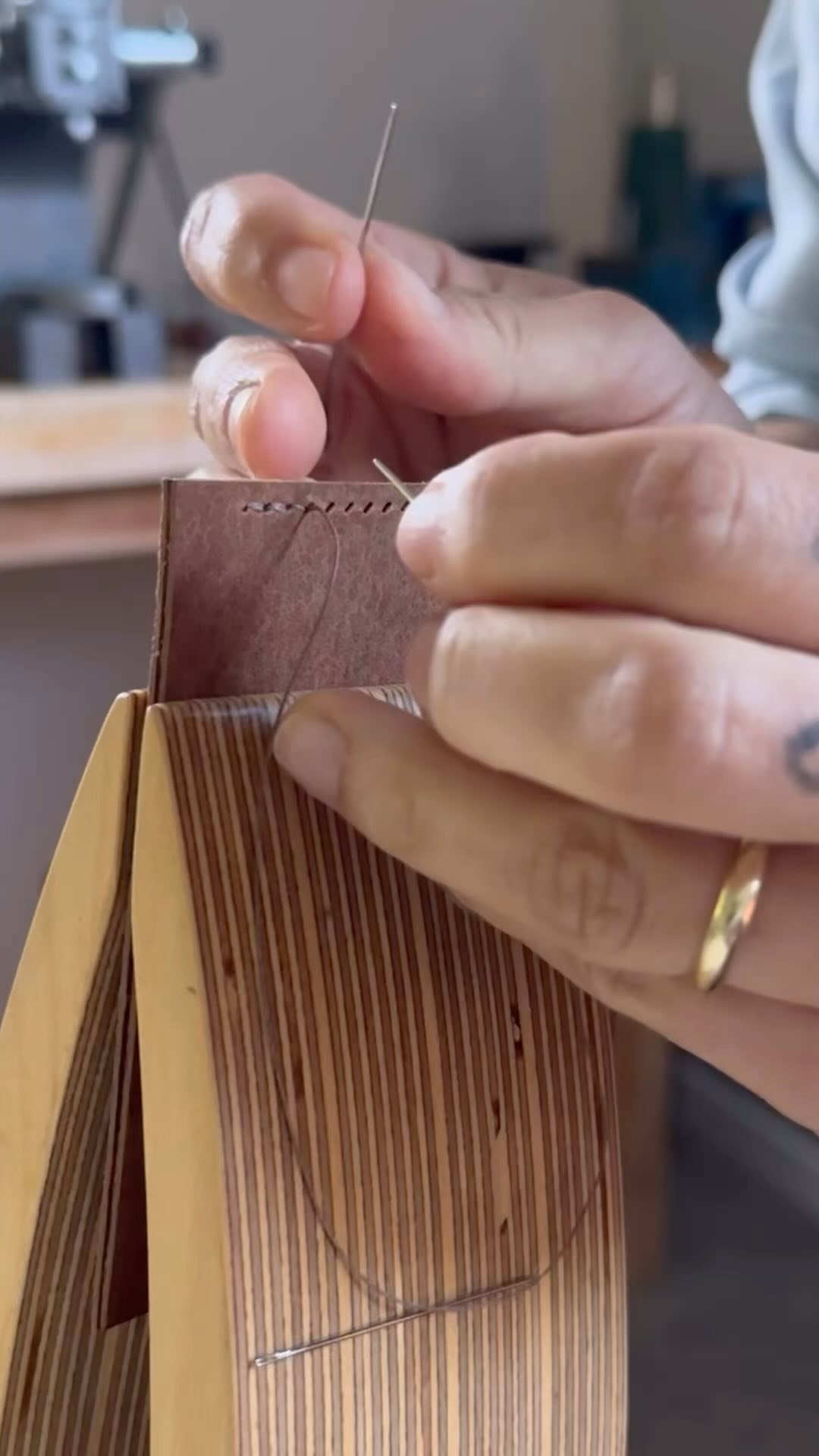 Saddle stitching in slow motion.
#saddlestitch #saddlestitched #leathercraft #handstitching #leathergoods #workbench #stitchingpony #dreamfactory