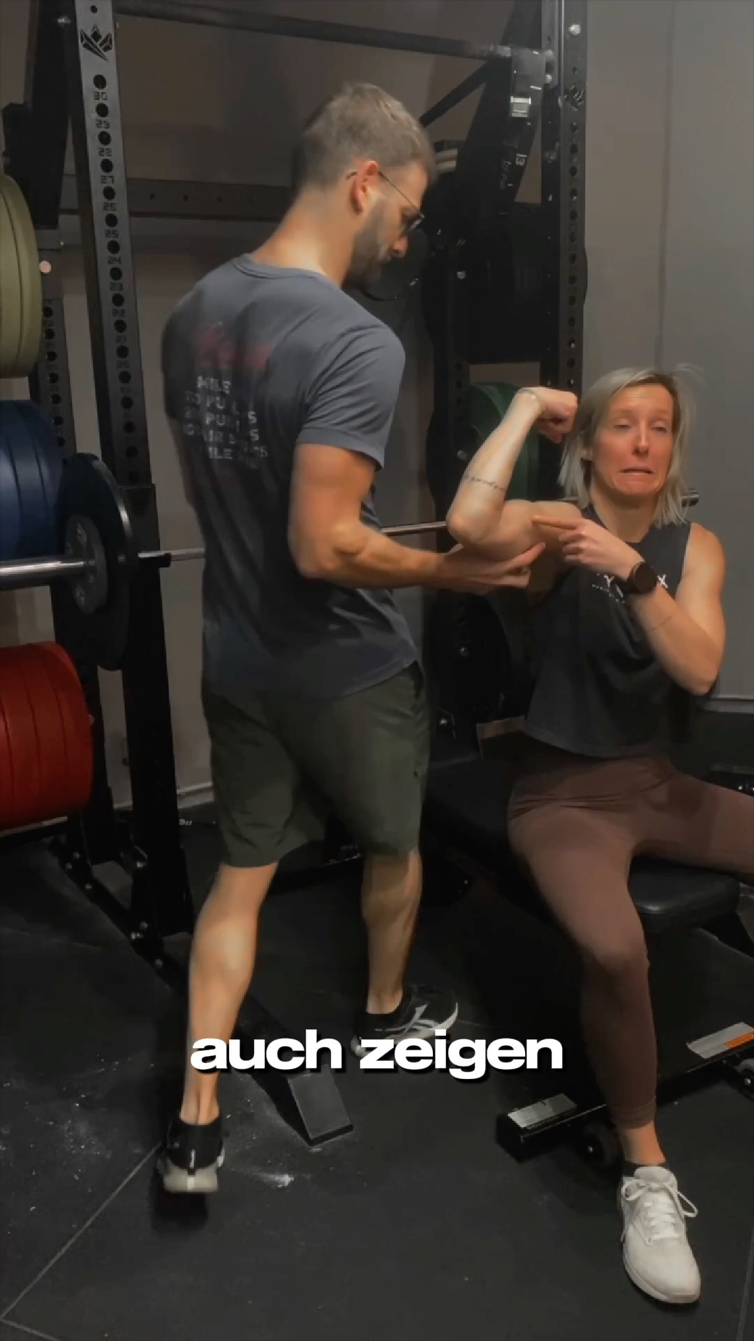 Das Menü vom 12.02.2025:
Bench Press – für die Astln und eine schöne Brust 🐥
➡️ 3x 8 Wdh.
(Diesmal im letzten Satz 7 statt 6 Wdh. gedrückt – eine fehlt noch bis zur vollen 8! 😅💪)
Toes to Bar – Skill Training!! (Effektiver ist es ohne Schwung, mit gestreckten Beinen – für maximalen Core-Effekt! 😉)
➡️ 4x 10 Wdh.
Strength Workout for Wallballs
⏳ 4x 40 Sek. ON / 20 Sek. OFF
KB-Swing 24/16kg
Head Cutters 24/16kg
Slamballs 15/10kg
Box Jumps 60/50cm
👉 For Quality – nicht durchhuddeln! 😉
Wallball Sprint For Time
➡️ 4x 25 Wallballs 6/4kg
(Pausen so kurz wie nötig, um alle 25 unbroken zu werfen!)
Viel Spaß! 😈
#hs_training #functionalfitness #functionaltraining #hybridtraining #personaltraining #neverstopcompeting #sportvienna #gesundeswien #hyrox #fitletix #fitness #hyroxprep #highsociety #benchpress #toestobar #slamball #boxjumps #kettlebellswings #WallBalls #wallballprep #fitnessmotivation #fitnessjourney #fitnessgoals