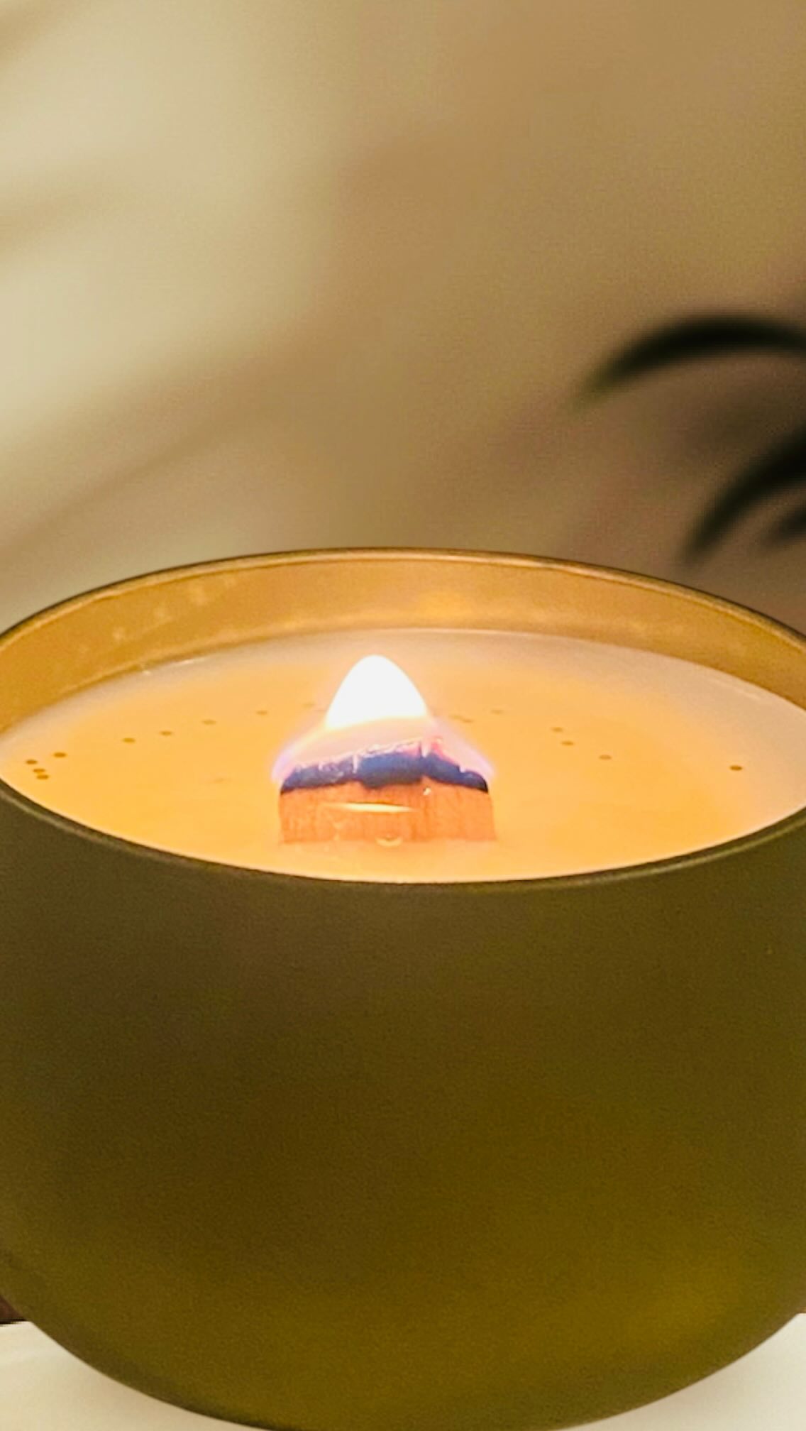 Serenity – Der Weg zu dir selbst
Nach langen Proben ist ein Duft entstanden, der die Essenz von Gelassenheit einfängt und dich einlädt, zu dir selbst zurückzufinden. Serenity ist wie ein stiller Moment, der dich umarmt und dir erlaubt, durchzuatmen.
Die frischen Kopfnoten von Bergamotte und Gurke öffnen die Sinne mit Leichtigkeit, wie ein klarer Morgen voller Möglichkeiten. Im Herzen entfaltet sich die sanfte Eleganz von aquatischen Blüten und der mystischen Angelica, die dich sanft zur inneren Ruhe führen.
Die warme Basis aus Bienenwachs und Musk umhüllt dich wie ein schützender Kokon – ein Ort, an dem Geborgenheit und Frieden zu Hause sind. Serenity ist mehr als ein Duft: Es ist eine Einladung, innezuhalten, zu lauschen und dich selbst wieder zu spüren.
#arnacandles #neueduft #serenity #gelassenheit #ravensburg