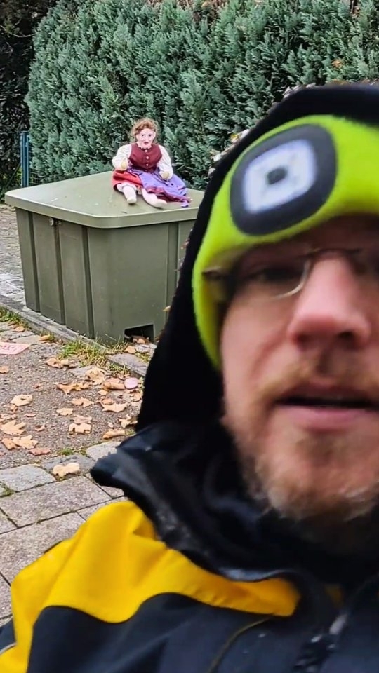 Bei der Arbeit von Horrorpuppe angegriffen!
(Absolut kein Clickbait!!!1!!11)
Ja so gefährlich ist es als Briefträger zu arbeiten!
Seht euch vor und passt auf euch auf. LG an alle Kolleginnen und Kollegen von @deutschepost_dhl 💛✉️📯
#deutschepost #horror #horrorpuppe #puppe #dhl #briefträger #zustellung #annabell #conjuring
Ps: Wer behauptet das wäre gestellt, dem antworte ich nur: Was? Quatsch mit Sauce!