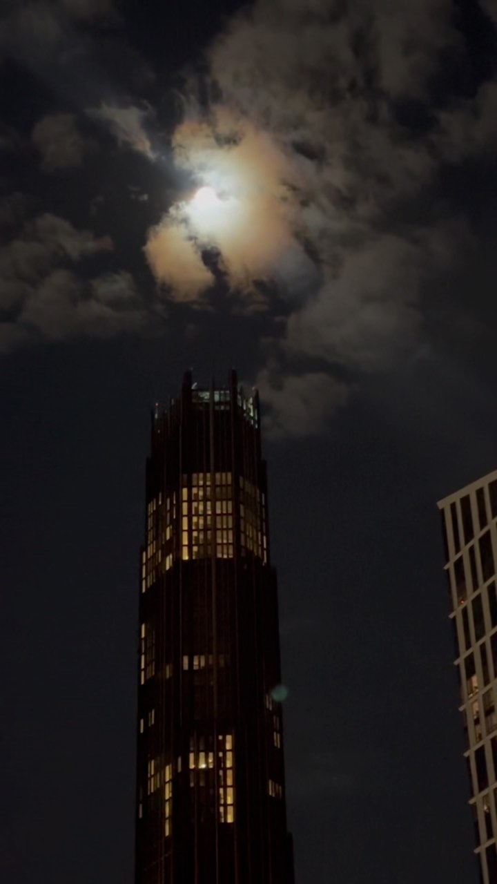 The closest you can get to the moon in Brooklyn is at The Brooklyn Tower 🌕 The first and only super-tall skyscraper in BK. ✨Reach out and we’ll guide you to your dream home✨
_________________________
📲 Call or Text Us Today:
@jennyrosehalupka - 908.247.2945
@ginahalupka.realestate - 646.494.5301
_________________________
.
.
.
.
#thehalupkateam #brooklynrealestate #brooklynrealtor #thebrooklyntower #brooklynhomesforsale #trustedadvisor #brooklynrealestateagent #brooklyncondos #nycapartments #downtownbrooklyn #housingmarket #dreamhome #luxuryhomes #homebuying #realestateinvesting #realestatehelp #homeownership #realestateinvesting #brooklyntower #brooklynliving #brooklynlife #flymetothemoon #luxuryinvestments #newyorktimes #whattodoinbrooklyn