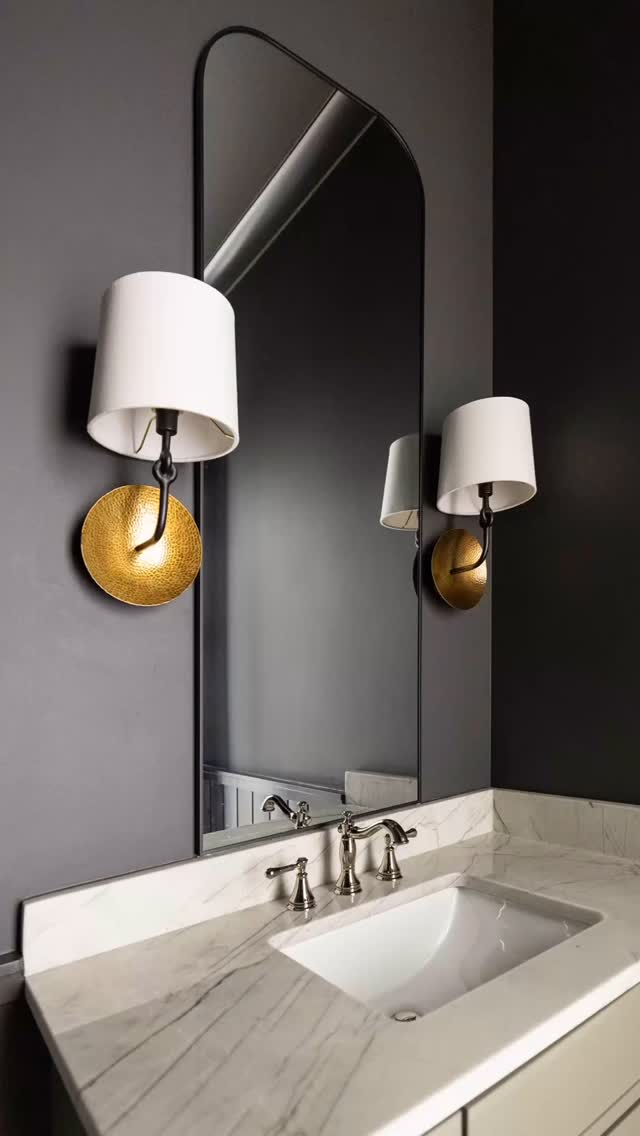 Refined. Unexpected. Majorly obsessed. Proof that even your powder room deserves a main character moment.
Builder: @dickensbuilt
Photography: @jennifer.saltsman.photography
#powderroom #powderbath #details #interiordesign #interiordetails #customhomes #customhomedesign #available #colliervilletn #home #homedesign #customhome #newconstructionhomes #interiordesigner