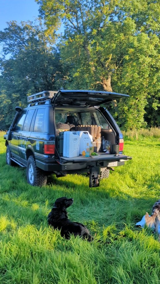 We took the Zanzi-Car out in the fields to make the most of the last of the sun 🥂🌅
Tailgate down with the dogs - perfect way to enjoy a Zanzibar Spiced Sundowner! Think we need to take this on a road trip to find somewhere properly warm now...
#zanzibar #rangerover #sundowner #cocktails #mojitos #ginandtonic #p38 #landrover #zanzicar #spices #mint #doglover #tasteofthespiceislands #mojito #rum #gin #overland #p38rangerover #classic