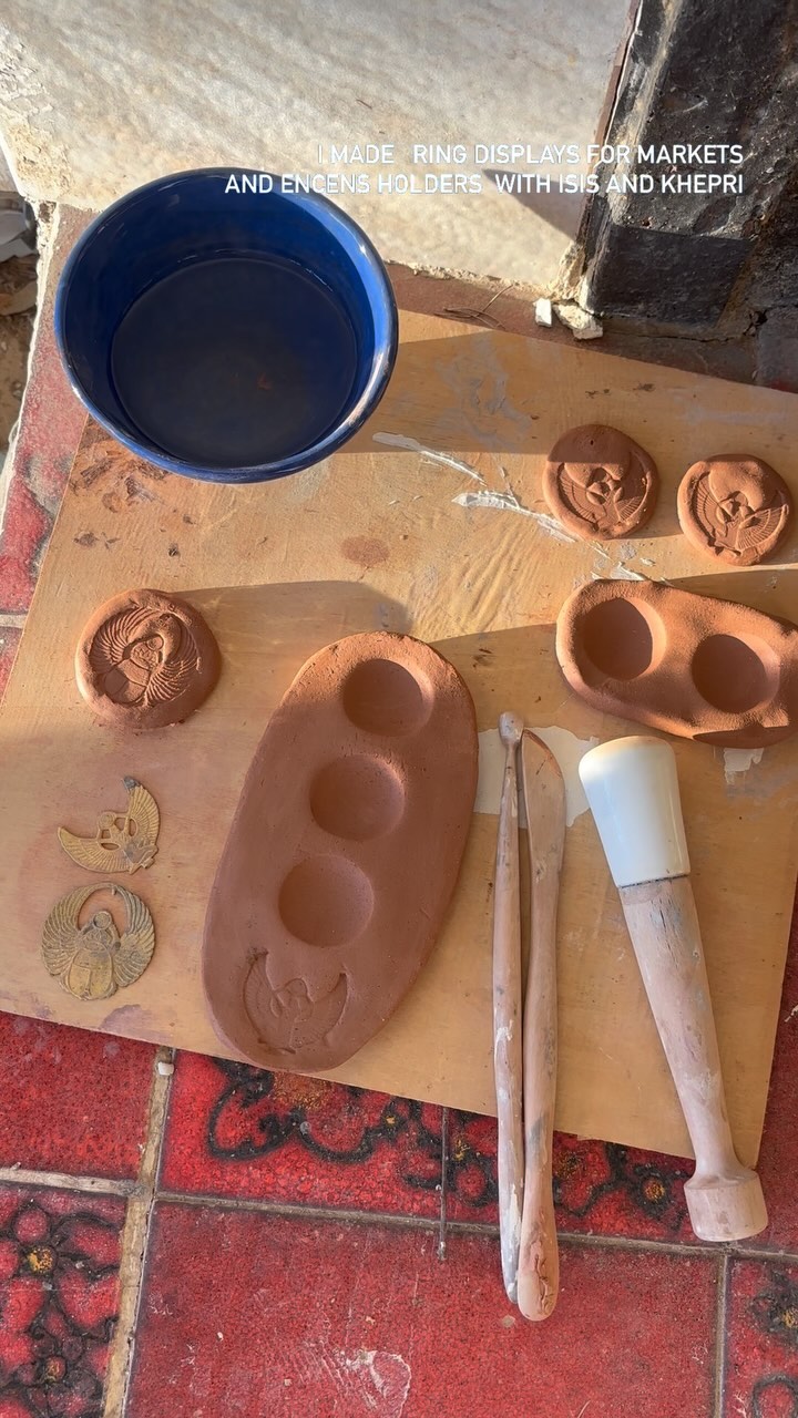 Hoy he estado en el taller de mi tío que es ceramista y hace cosas preciosas. Me gusta venir a jugar con el barro de vez en cuando, algo que hago desde pequeña, recuerdo que tenía en su taller una inmensa montaña de barro y me subía encima descalza y hacía figuritas. Hoy he estado haciendo unos expositores de anillos que luego esmaltaré, y también he aprovechado para hacer unos soportes para incienso con las formas de isis y khepri 🙂 si sale bien serán cosas que estarán también disponibles 😊 además le he comprado una pieza para guardar mis herramientas de la que estoy completamente enamorada, la veréis por aquí a menudo ❤️ me siento afortunada por poder ver su proceso creativo y poder experimentar en su taller🏺
#ceramica#ceramics#ceramique #ceramicaartesanal #encensholder #soporteincienso #incienso#encens #isisgoddess #khepri#egyptiansrt#egyptology #jewelry#jewelryartist #jewels#artesania#ancientjewelry#creativity #creative #creatividad
