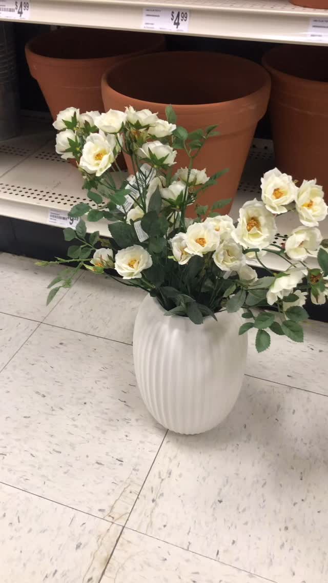 A necessary debate! Even though these are quite similar items, for us, it’s worth getting into the lil’ details to get the best fit for the project’s context!
***catch us doing this in the wild at the back of Homesense 😂
#interiordecor #floralarrangement #interiordesign #interiordecisions