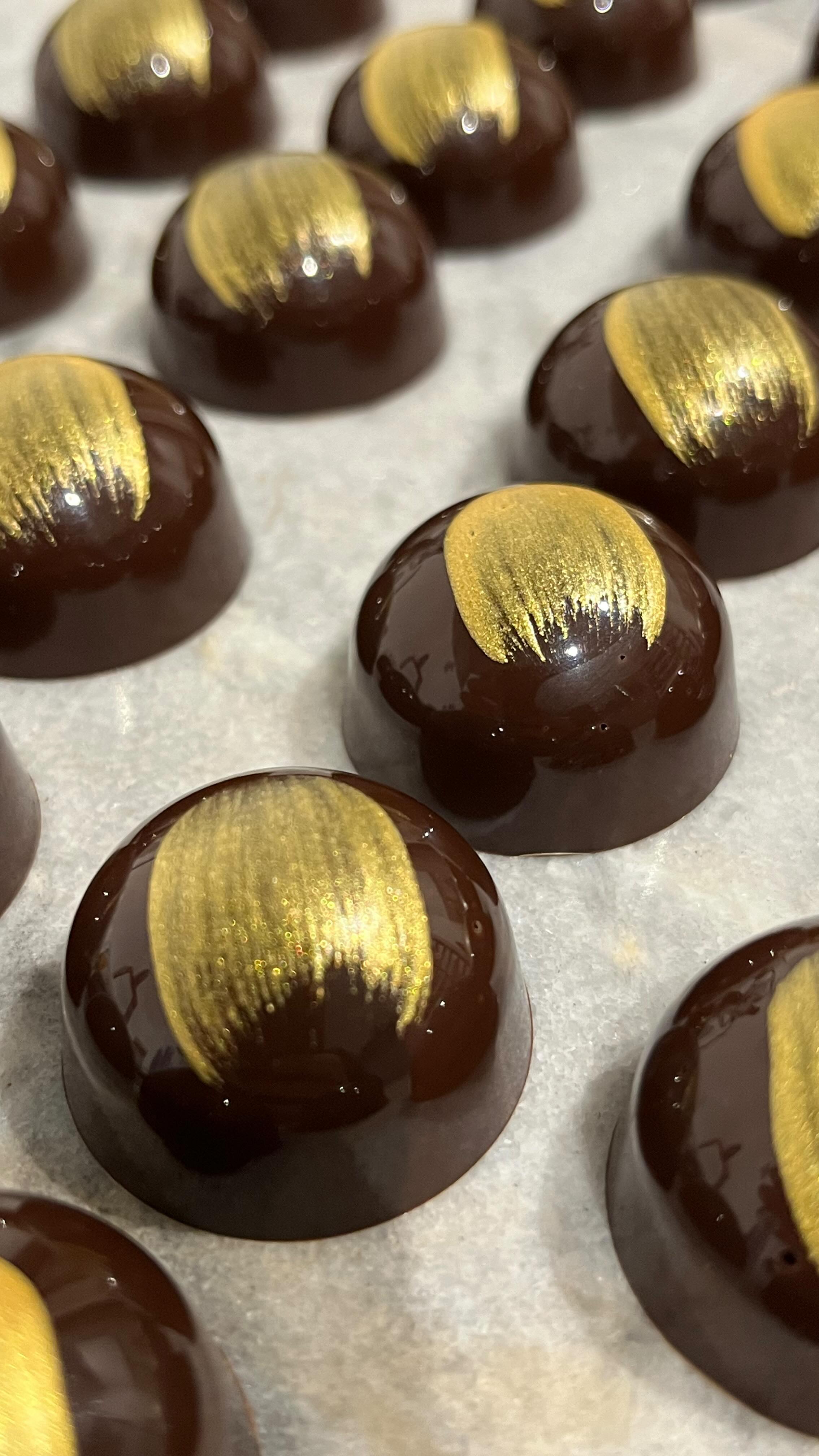 Our Bean-to-bar range is fully restocked and will be available this weekend:
Find us on 👇🏼
Saturday 27th July
@partridgesfoods from 10:30am to 4pm
Sunday 28th July
@allypallyfm from 10am to 3pm
Some of our selection favourites 🍫
~
Dark 70%
Origin: Venezuela 🇻🇪
Notes: caramel, fudge, roasted nuts
Dark 70%
Origin: The Philippines 🇵🇭
Notes: pineapple, citrus, dried fruits
Milk 45%
Origin: Venezuela 🇻🇪
A creamy, yet intense milky bar with strong notes of caramel and hazelnuts
Dark 70%
Origin: Grenada 🇬🇩
Notes: vanilla, caramel, dried fruits
Dark 70%
Origin: Bolivia🇧🇴
Notes: red fruits, licorice and roasted nuts.
See you soon 🍫😎
—————————
#choco #chocolovers #artisanmade #beantobarchocolate #artisanchocolate #finefood #finechocolate #handmade #handmadechocolates #beantobar #plantbasedchocolate #craftchocolate #veganoptionchocolate #sugarfreechocolate #finefoodmarket #londonfoodies